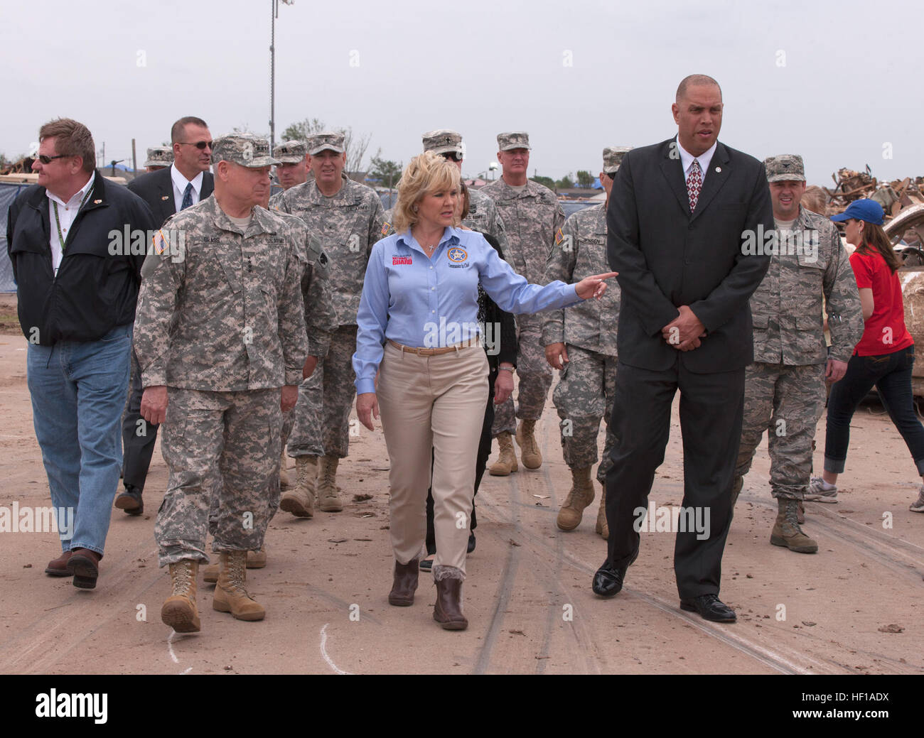 Maria Fallin, governatore di Oklahoma Lead Gen. Frank J. erba, Chief, Guardia Nazionale Ufficio di presidenza attraverso la Plaza Towers Scuola Elementare di Moore, Okla., dove sette studenti sono stati uccisi durante il Maggio 20th, 2013 tornado. Oklahoma tornado recupero 130225-Z-VF620-4009 Foto Stock