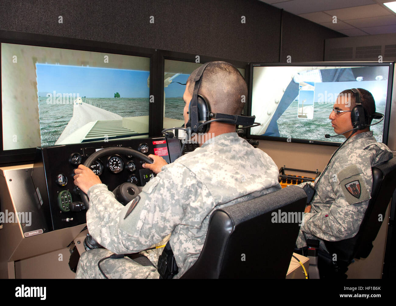 Pvt. Anthony Abila, sinistra e PFC. Daniel Rendon, entrambi gli ingegneri di combattimento con il 454th Engineer Company, 111Engineer battaglione, Texas Army National Guard, lavorare insieme durante un computerizzato, simulato patrol nel gioco multiuso Veicolo (MPVC) Buffalo rimorchio a Camp Bowie in Brownwood, Texas, 17 giugno 2013. Il gioco Virtuale Suite di formazione (VCTS) aiuta a familiarizzare i membri del servizio con la miniera di diversi-resistenti, imboscata-protetto (MRAP) veicoli utilizzati per identificare e reagire alle bombe sul ciglio della strada. (Guardia Nazionale Foto di Laura L. Lopez/RILASCIATO) Texas National Guard per ingegneri Foto Stock