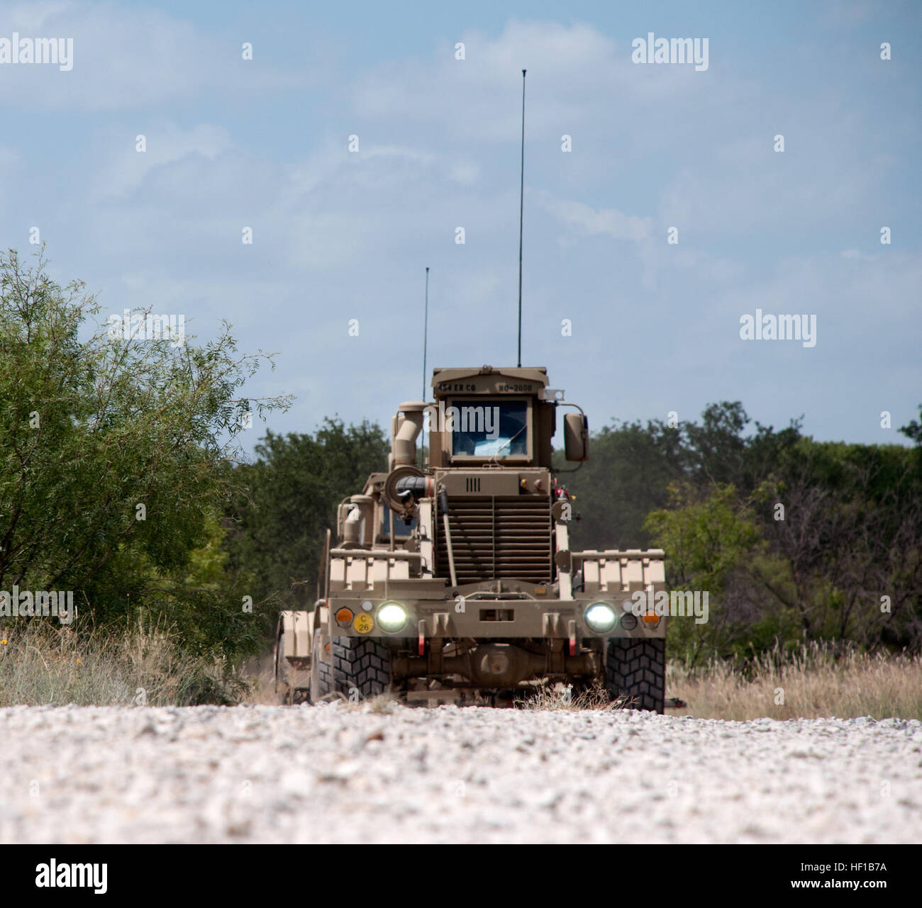 Un Husky supporto tattico veicolo conduce il gioco del percorso convoglio per il 454th Engineer Company, 111Engineer battaglione, Texas Army National Guard, durante una pratica-missione di addestramento a Camp Bowie in Brownwood, Texas, 17 giugno 2013. Questa tattica specializzati veicolo di supporto è progettato per rilevare la presenza di esplosivi sepolti pericoli. (Guardia Nazionale Foto di Laura L. Lopez/RILASCIATO) Texas Guardia Nazionale ingegneri chiaro il modo 130617-Z-ZB630-380 Foto Stock