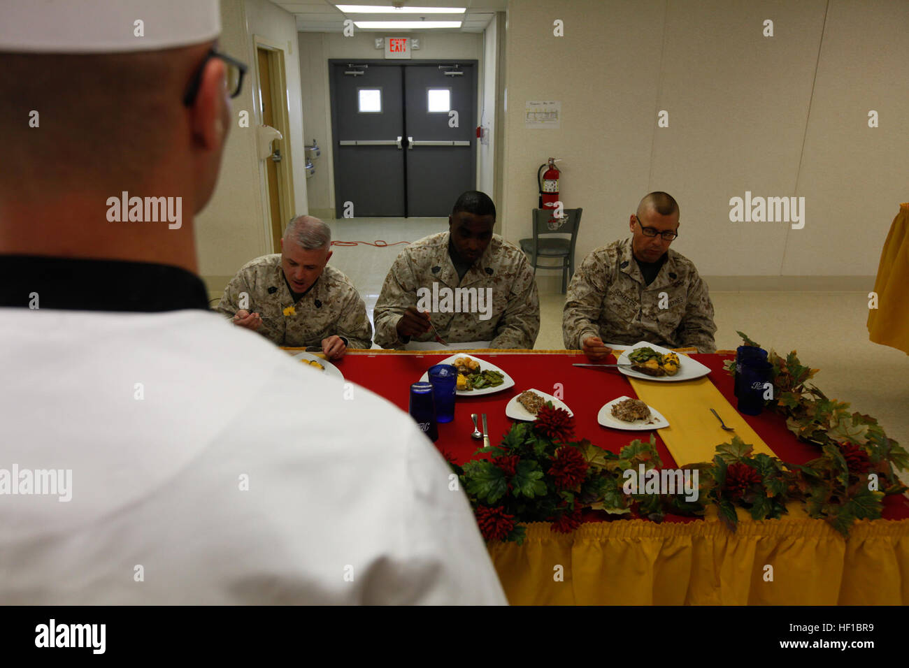 Lancia Cpl. David Sullivan, un concorrente in lo Chef del trimestre la concorrenza e per il food service specialist con H&HS, orologi come giudici (da sinistra a destra) Sgt. Il Mag. David Eldridge, sede e Sede squadrone sergente maggiore, Sgt. Il Mag. Darrell D. Rowe, la Marina Wing Support Squadron 274 sergente maggiore, e Sgt. Il Mag. Douglas Schaefer, sergente maggiore della Marina Wing Support Squadron 271, mangiare la sua bistecca e gamberetti piatto 27 giugno. Cherry Point chef lotta per il titolo trimestrale 130621-M-FL266-008 Foto Stock
