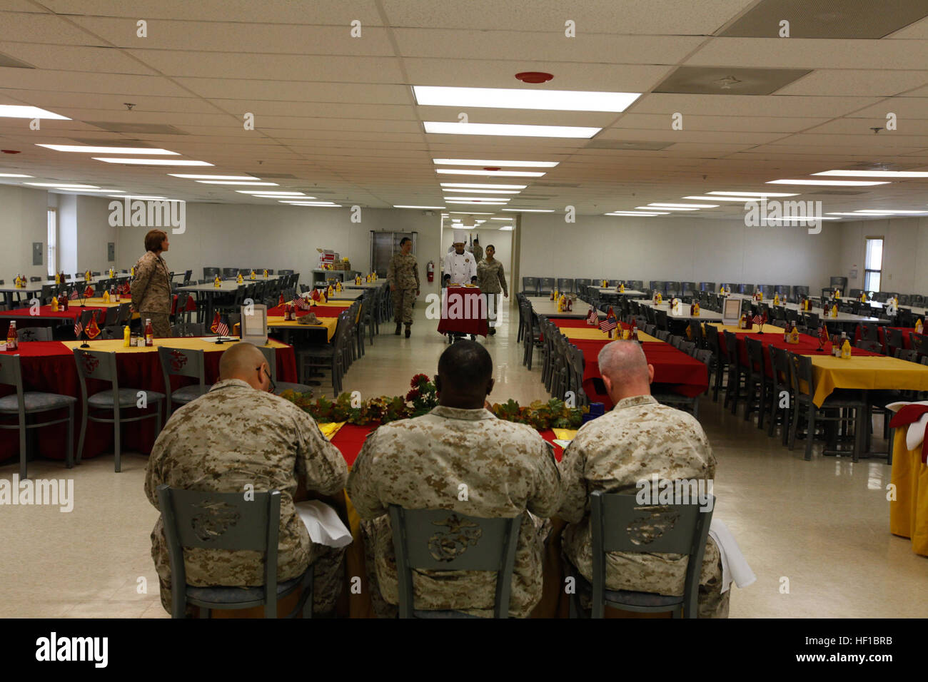 Pfc. Carlos Medinarivas, food service specialist con Marine Wing Support Squadron 271 presenta il suo pasto a giudici (da sinistra a destra) Sgt. Il Mag. David Eldridge, sede e Sede squadrone sergente maggiore, Sgt. Il Mag. Darrell D. Rowe, la Marina Wing Support Squadron 274 sergente maggiore, e Sgt. Il Mag. Douglas Schaefer, sergente maggiore della Marina Wing Support Squadron 271, durante lo chef del quarto concorso Giugno 27. Cherry Point chef lotta per il titolo trimestrale 130621-M-FL266-009 Foto Stock