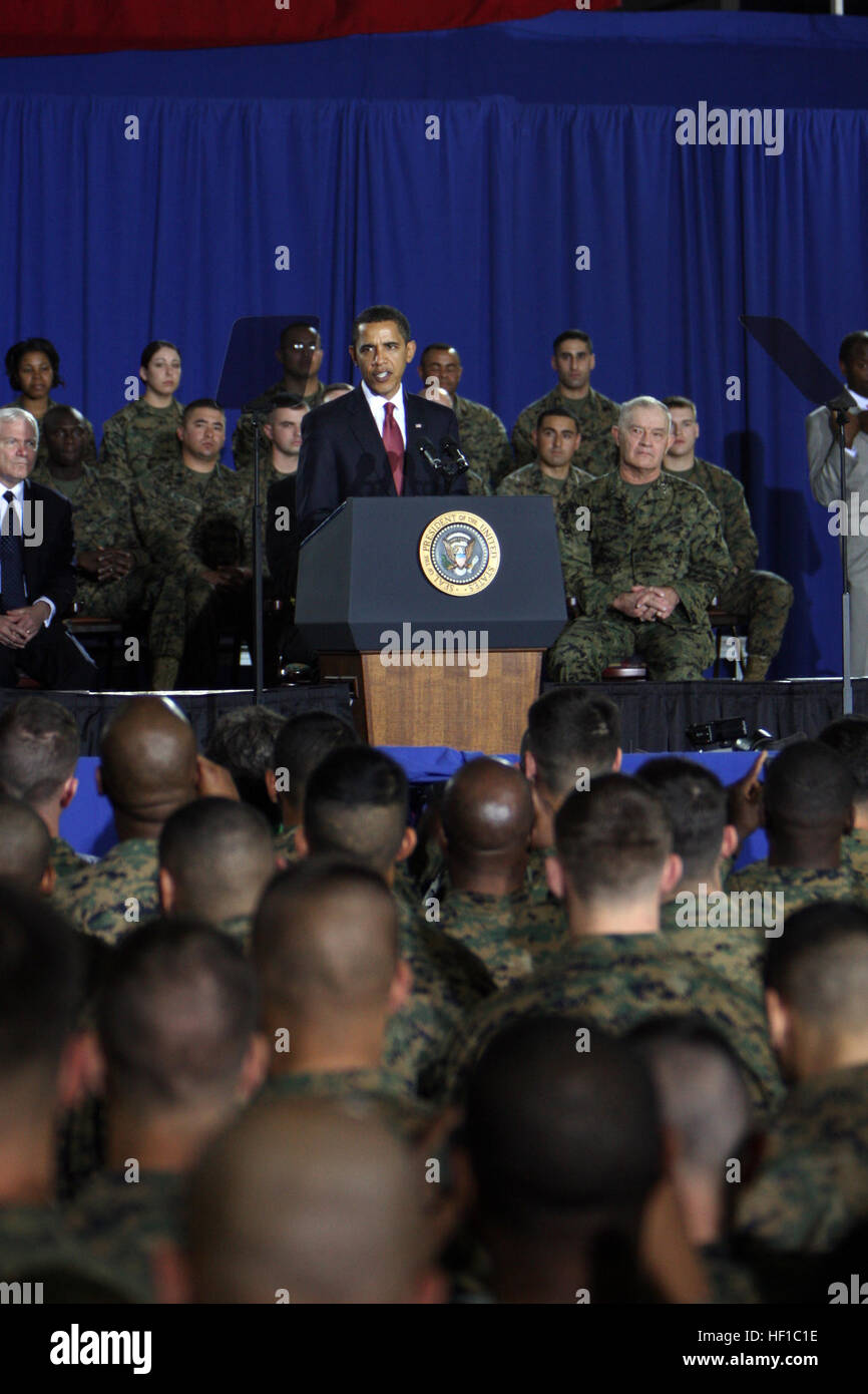 090227-M-7752D-002 CAMP LEJUNE, N.C. (Feb. 27, 2009) DEGLI STATI UNITI Il presidente Barack Obama offre commento al servizio dei membri e i civili durante una visita negli Stati Uniti. Marine Corps base Camp Lejeune. Obama ha detto al pubblico che egli prevede di iniziare un ritiro degli Stati Uniti per la lotta contro le truppe dall'Iraq e da agosto 2010 ad avere circa 50.000 truppe nel paese per fornire corsi di formazione e operazioni antiterrorismo. (U.S. Marine Corps photo by Lance Cpl. Aaron Dubois/RILASCIATO) Navy US 090227-M-7752D-002 U.S. Il presidente Barack Obama offre commento al servizio dei membri e i civili durante una visita negli Stati Uniti. Marine Corps base Cam Foto Stock