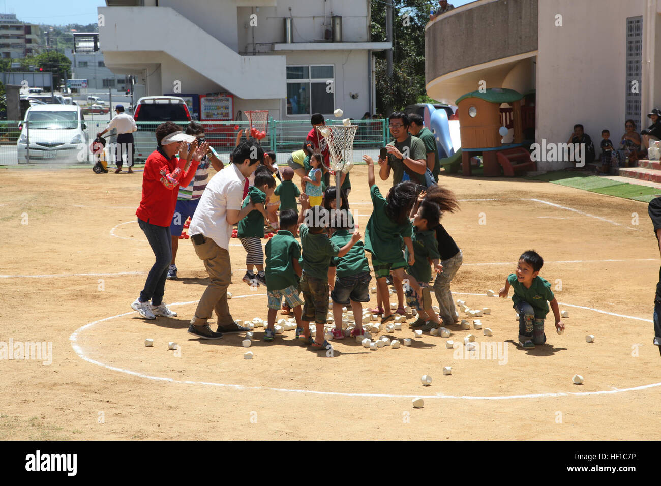Due squadre competere in un gioco di tamaire 13 Luglio presso la trafficata Bee internazionale giapponese Scuola Elementare durante la seconda edizione di amicizia giorno Picnic. Tamaire, che ha avuto origine in Wassamu, Hokkaido, Giappone, è un gioco in cui le squadre gara a lanciare come molte sfere o beanbags in un cesto come possibile entro un certo periodo di tempo. Le squadre sono state fatte di servizio degli Stati Uniti i membri e gli studenti della scuola. (U.S. Marine Corps photo by Lance Cpl. David N. Hersey/RILASCIATO) studenti, membri di servizio creare legami duraturi durante lo scambio 130713-M-SD875-096 Foto Stock