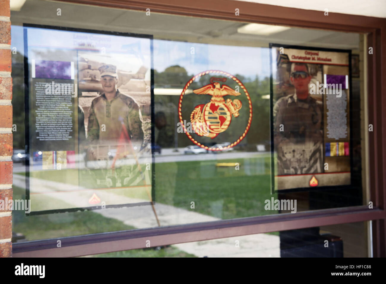 Due memoriali sono pubblicati della CPL. Christopher M. Monahan Jr. (a destra), e Lance Cpl. Dale W. Mezzi (sinistra), il motore di trasporto con gli operatori di trasporto e supporto Azienda, combattere il battaglione della logistica 2, 2° Marine Logistics Group, presso la caserma della società a bordo di Camp Lejeune, N.C., 15 luglio, 2013. Memoriali di mezzi e Monahan sono state pubblicate per la visualizzazione all'TS Co. caserme e motore piscina per i Marines a vedere ogni giorno. Mezzi, Monahan, sempre ricordato, mai dimenticato 130715-M-AR522-222 Foto Stock