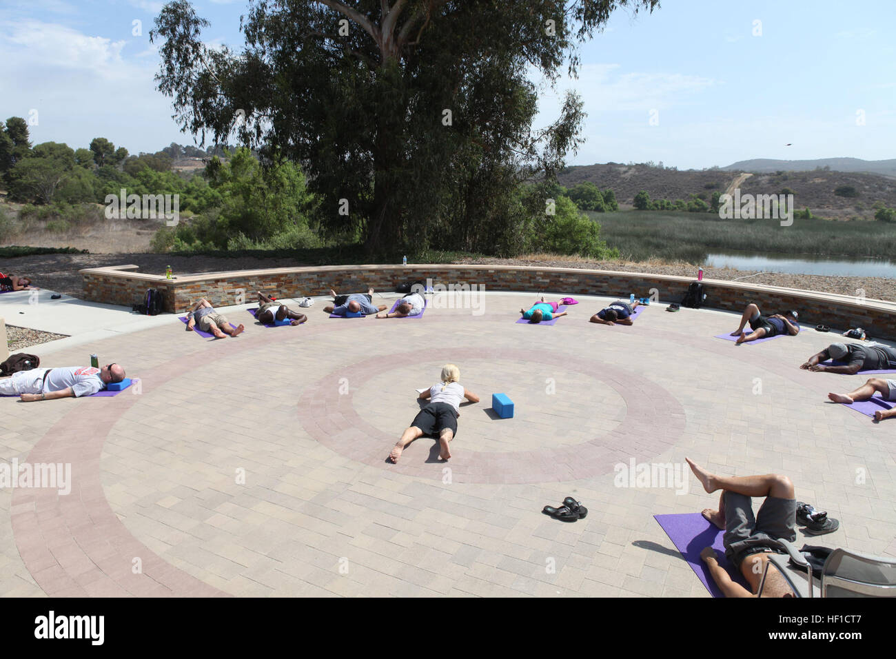 I nuotatori che partecipano al Warrior Athlete Reconditioning Program del Warrior Regiment di Camp Pendleton hanno praticato yoga, respirazione e tecniche di rilassamento per migliorare le prestazioni di nuoto, l'abilità e la raffinatezza della tecnica durante l'allenamento strutturato. Foto Stock
