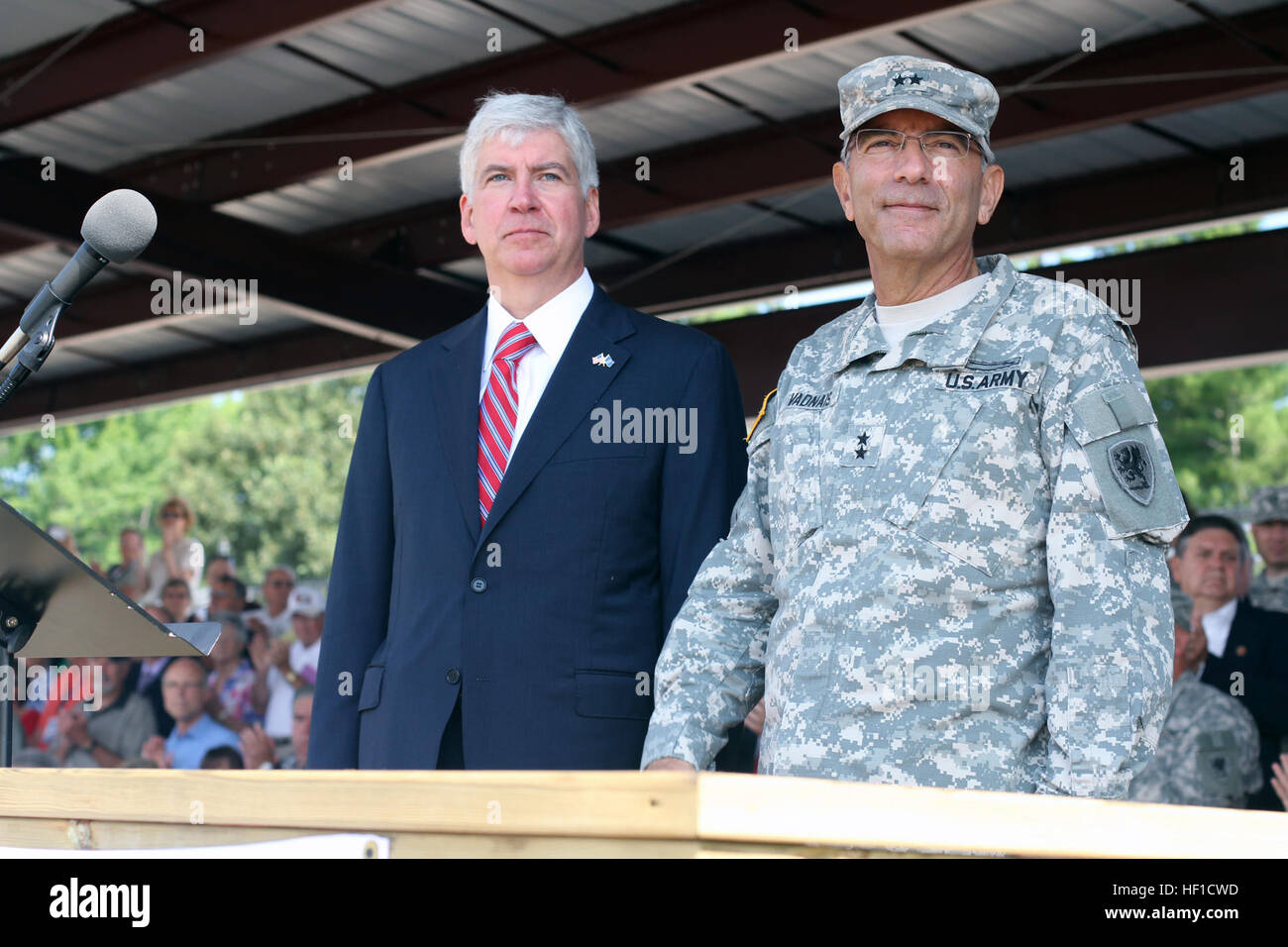 Michigan governatore Rick Snyder, e il Mag. Gen. Gregory J. Vadnais, direttore del Dipartimento Militare e degli affari dei veterani e l'aiutante generale del Michigan Guardia nazionale, supervisiona una cerimonia di premiazione che si terrà per la celebrazione dei 100 anni di Camp Temolo essendo stabilito. (Foto di Spc. Brandon Ames, 126 premere il quartier generale di Camp, Michigan esercito nazionale Guard) 20130720-A-9219A-003 (9354352886) Foto Stock