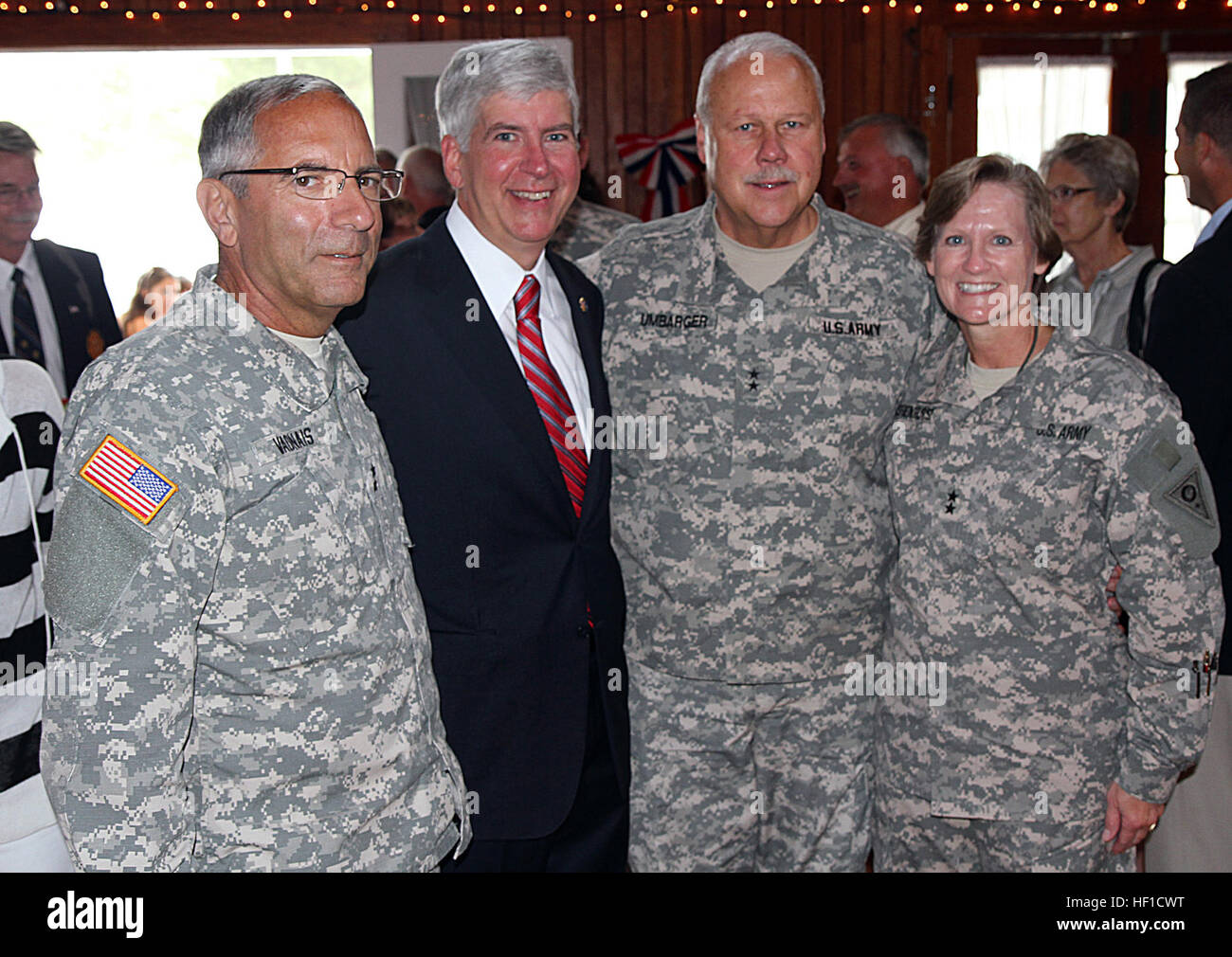 Il Mag. Gen. Gregory J. Vadnais, direttore del Dipartimento Militare e degli affari dei veterani e l'Aiutante Generale del Michigan Guardia nazionale, Michigan governatore Rick Snyder, Maj gen. Martin Umbarger, Aiutante Generale di Indiana la Guardia Nazionale Il Mag. Gen. Deborah Ashenhurst, Aiutante Generale dell'Ohio National Guard, partecipare al governatore la ricezione presso l'degli officer di club a seguito del passare in rassegna cerimonia, 20 luglio, 2013. Foto di Spc. Seth LaCount, 126 premere il quartier generale di Camp, Michigan Esercito nazionale di protezione. 20130720-A-7752L-003 (9354354648) Foto Stock