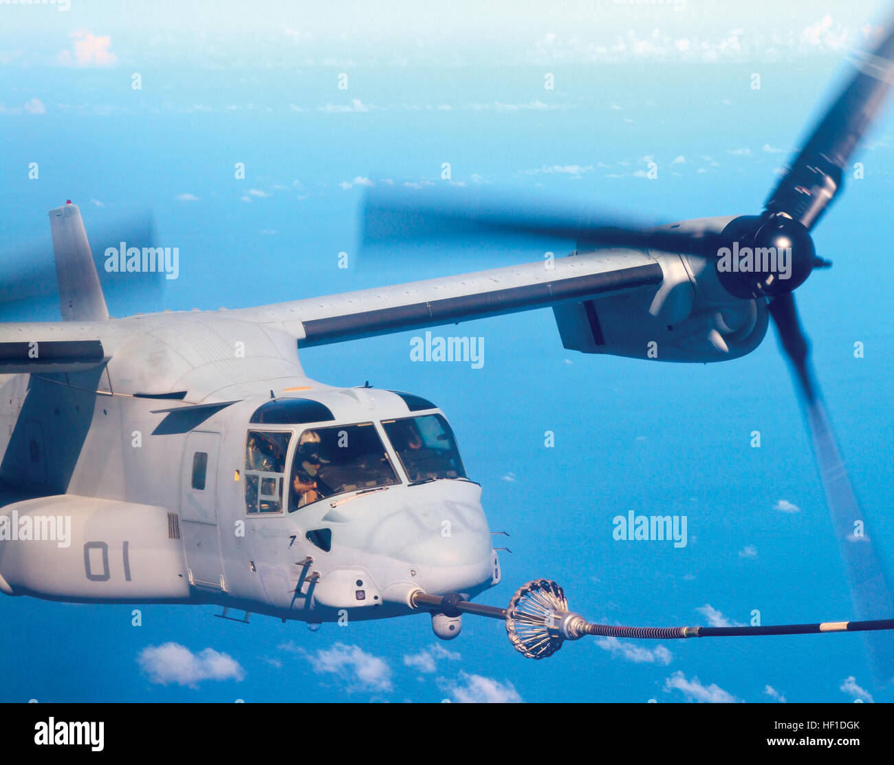 Un MV-22B Osprey riceve una antenna di rifornimento carburante 2 Agosto durante un volo da Marine Corps Air Station Futenma a Townsville, Australia. Il volo è attualmente la più lunga che verrà eseguita da Osprey nella regione del Pacifico. La Osprey è assegnato al mezzo marino Tiltrotor Squadron 265, Marine Aircraft Group 36, 1° Marine ala di aereo III Marine Expeditionary Force. Foto di Lance Cpl. David N. Hersey Asprì rendono più lungo volo pacifico alla data 130802-M-SD875-127 Foto Stock