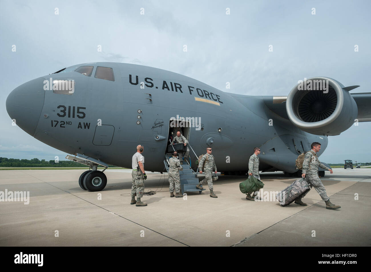 Membri del Kentucky Air National Guard's 123contingenza Gruppo di risposta arriva a MidAmerica St. Louis Airport in Mascoutah, Ill., su il 6 agosto 2013, dopo la distribuzione da Louisville, KY., a bordo di un Mississippi Air National Guard C-17 dal 172nd Airlift Wing. Il aviatori si uniscono con i soldati assegnati per gli Stati Uniti Dell'esercito attivo-dovere 689th rapida apertura porta elemento da Fort Eustis, Virginia, ad alzarsi in piedi e far funzionare un compito comune Force-Port apertura attraverso il Agosto 9 come parte di un U.S. Trasporto a comando diretto dal terremoto dello scenario di risposta. Un JTF-PO, che combina una Forza Aerea porta antenna Foto Stock