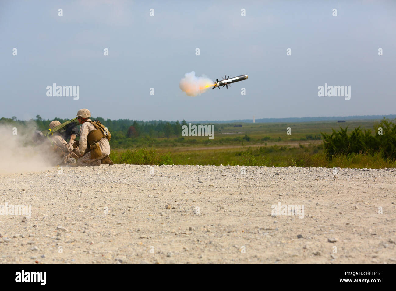 Il sergente Patrick Harrington, un anti-serbatoio missileman con 2° Battaglione, 9° Reggimento Marine e Sgt. Michael Lesiewicz, anche un anti-serbatoio missileman con l'unità, il fuoco a MGF-148 Javelin missile durante un live fire esercitazione a bordo Marine Corps base Camp Lejeune, il 29 agosto 2013. Sei javelins e 19 BGM-71 Tubo ha lanciato, otticamente inseguito, Filo-missili guidati (traino missile) sono stati sparati in esercizio. Marines prendere la rara opportunità di lanciare missili 130829-M-BW898-003 Foto Stock