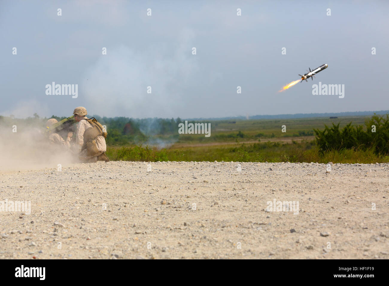 Il sergente Patrick Harrington, un anti-serbatoio missileman con 2° Battaglione, 9° Reggimento Marine e Sgt. Michael Lesiewicz, anche un anti-serbatoio missileman con l'unità, il fuoco a MGF-148 giavellotto durante un live esercitazione antincendio a bordo Marine Corps base Camp Lejeune, il 29 agosto 2013. Sei javelins e 19 BGM-71 Tubo ha lanciato, otticamente inseguito, Filo-missili guidati (traino missile) sono stati sparati in esercizio. Marines prendere la rara opportunità di lanciare missili 130829-M-BW898-004 Foto Stock