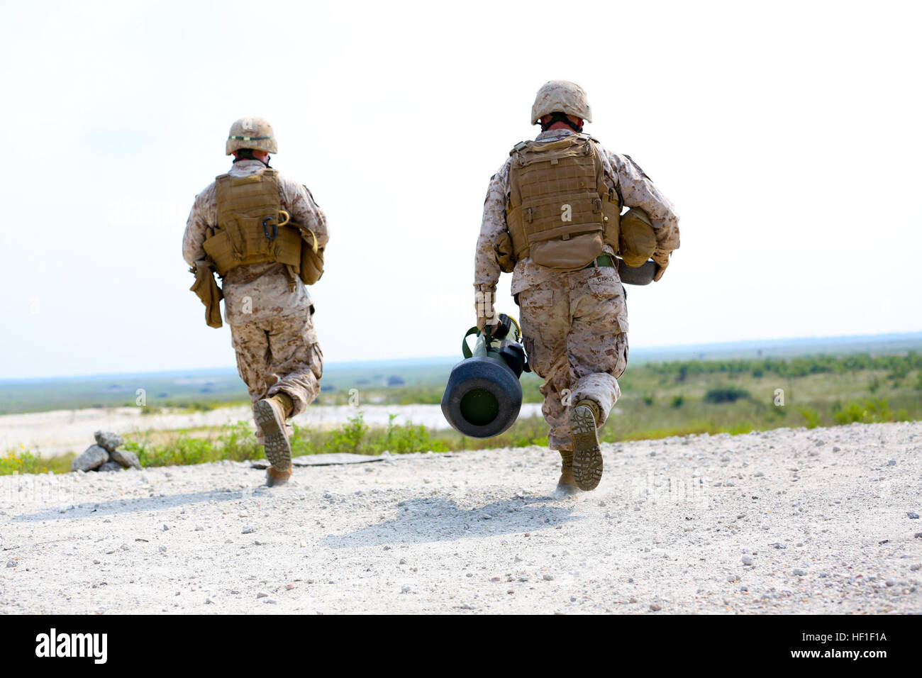 Il sergente Johnny Jernigan, un anti-serbatoio missileman con 2° Battaglione, 9° Reggimento Marine, da Whiteville, N.C., e Cpl. James Dario, anche un anti-serbatoio missileman con l'unità, da rally, N.C., eseguire la linea di cottura a fuoco a MGF-148 giavellotto durante un live fire esercitazione a bordo Marine Corps base Camp Lejeune, il 29 agosto 2013. Con un solo missile per il lancio del giavellotto al costo di circa $80.000, non è facile le riprese tutto il tempo, detto Chief Warrant Officer 2 Eric M. Brown, il battaglione artigliere, di Millwood, W.Va. Marines prendere la rara opportunità di lanciare missili 130829-M-BW898-006 Foto Stock