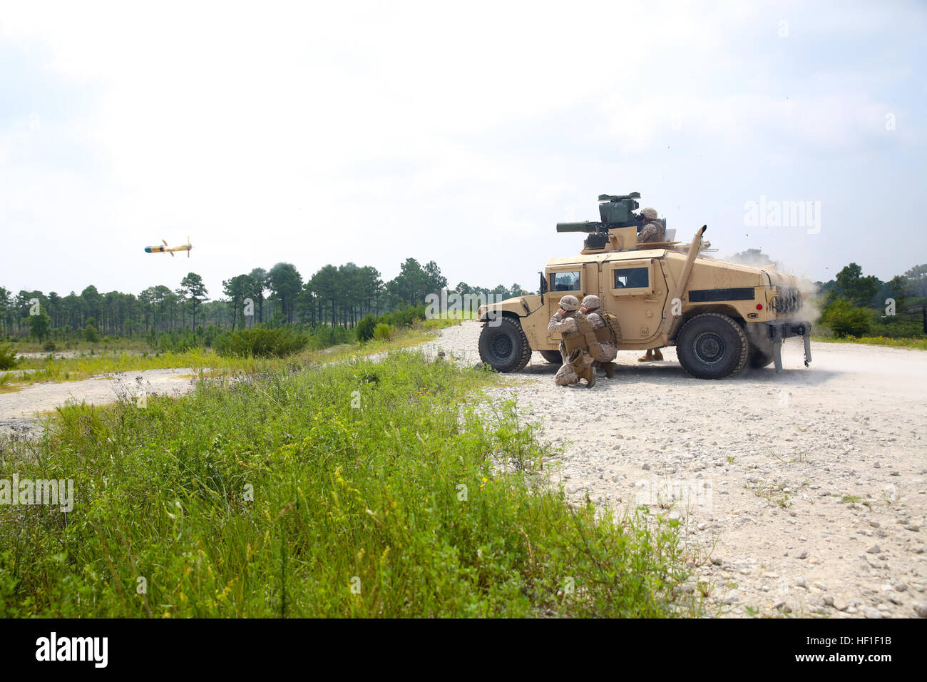 Marines con 2° Battaglione, 9° Reggimento Marine, fire BGM-71 Tubo ha lanciato, otticamente inseguito, filo guidate (missili TOW missile) durante un live fire esercitazione a bordo Marine Corps base Camp Lejeune, il 29 agosto 2013. Marines sparò 19 missili TOW e sei MGF-148 missili Javelin durante l'esercizio. Marines prendere la rara opportunità di lanciare missili 130829-M-BW898-007 Foto Stock