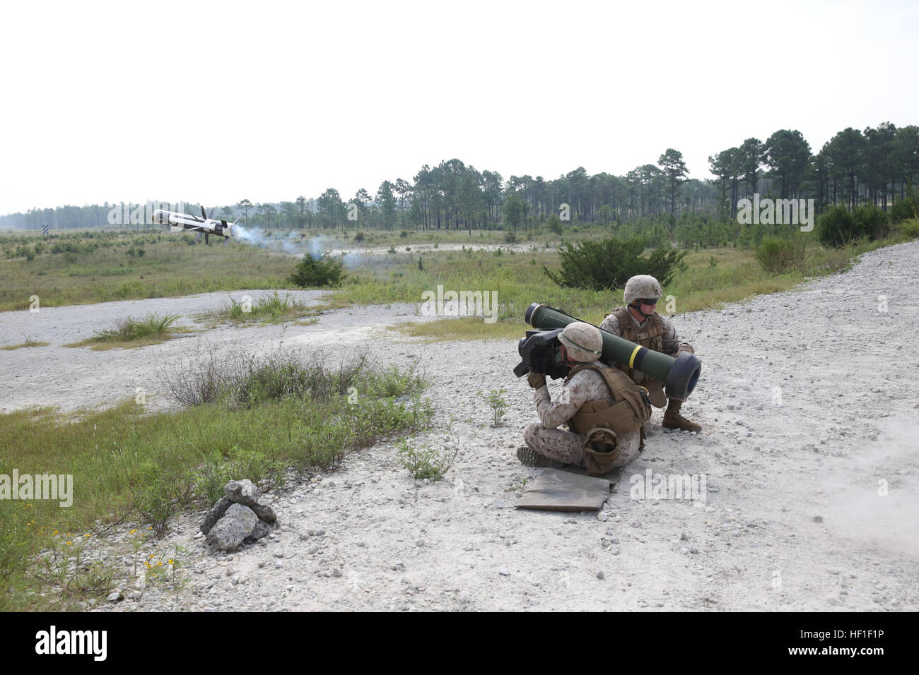 Il sergente Johnny Jernigan, un Anti-Tank Missileman con il secondo battaglione 9° Reggimento Marine, incendi la MGF-148 giavellotto come suo un-gunner, Cpl. James Dario fa in modo che il retro area blast è chiara. Sebbene, Jernigan ha sparato due missili in combattimento, questo è stato il primo missile che ha sparato in formazione, sebbene egli ha sparato due missili in combattimento. Marines prendere la rara opportunità di lanciare missili 130829-M-WI309-019 Foto Stock