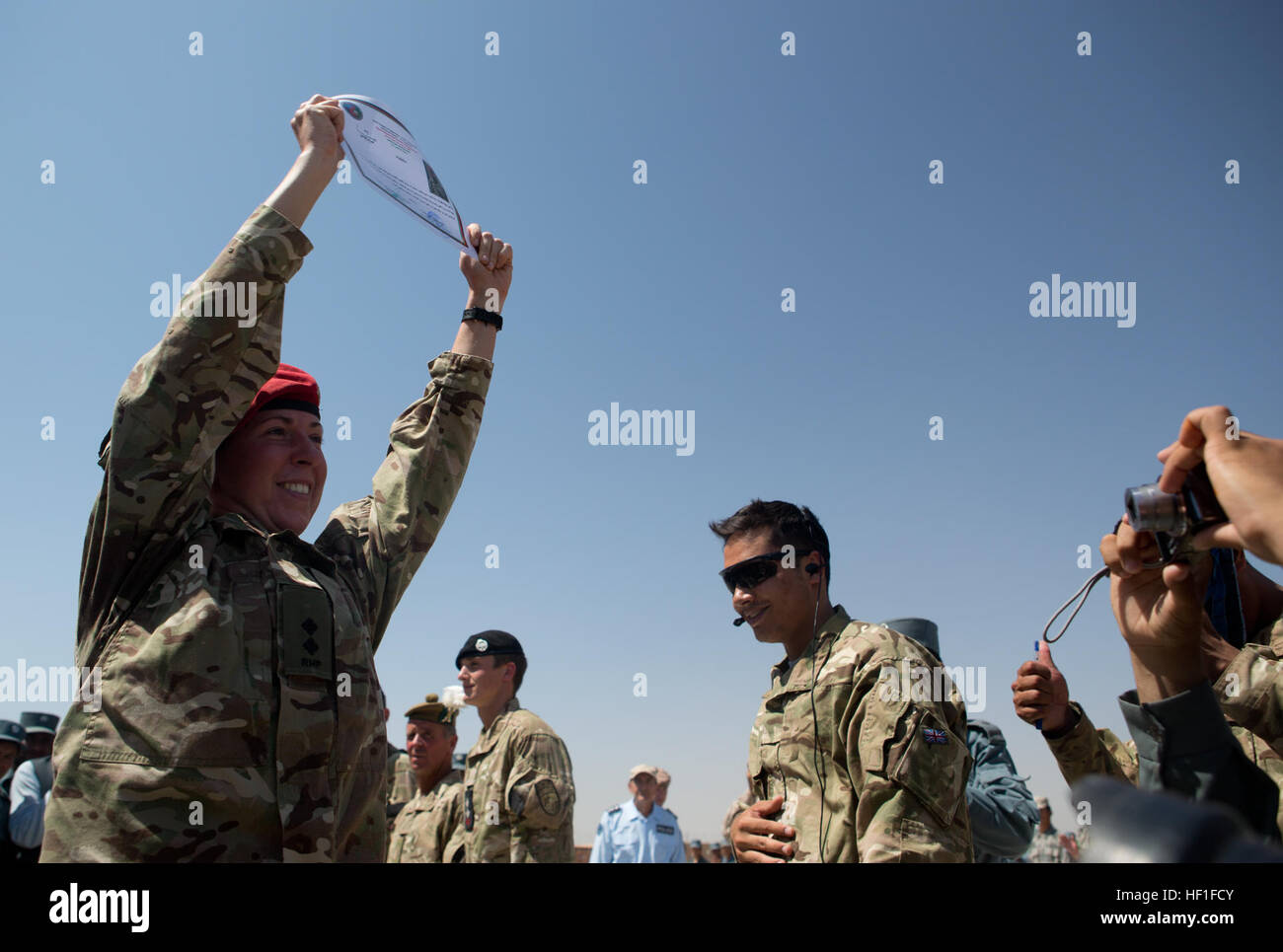 Esercito britannico tenente Jess prezzo, un funzionario di pianificazione con la terza la polizia militare, riceve una lettera di apprezzamento nel corso di una cerimonia al Lashkar Gah Training Center (LTC), provincia di Helmand, Afghanistan, Sett. 10, 2013. Stati Uniti Marine Corps Il Mag. Gen. Walter L. Miller Jr., Comandante generale del comando regionale (sud-ovest), e altri membri del personale hanno visitato l'LTC a partecipare a una cerimonia del taglio del nastro per l'apertura di un nuovo composto di formazione. (U.S. Marine Corps Foto di Sgt. Tammy K. Hineline/RILASCIATO) Lashkar Gah Training Center apertura 130910-M-RF397-215 Foto Stock