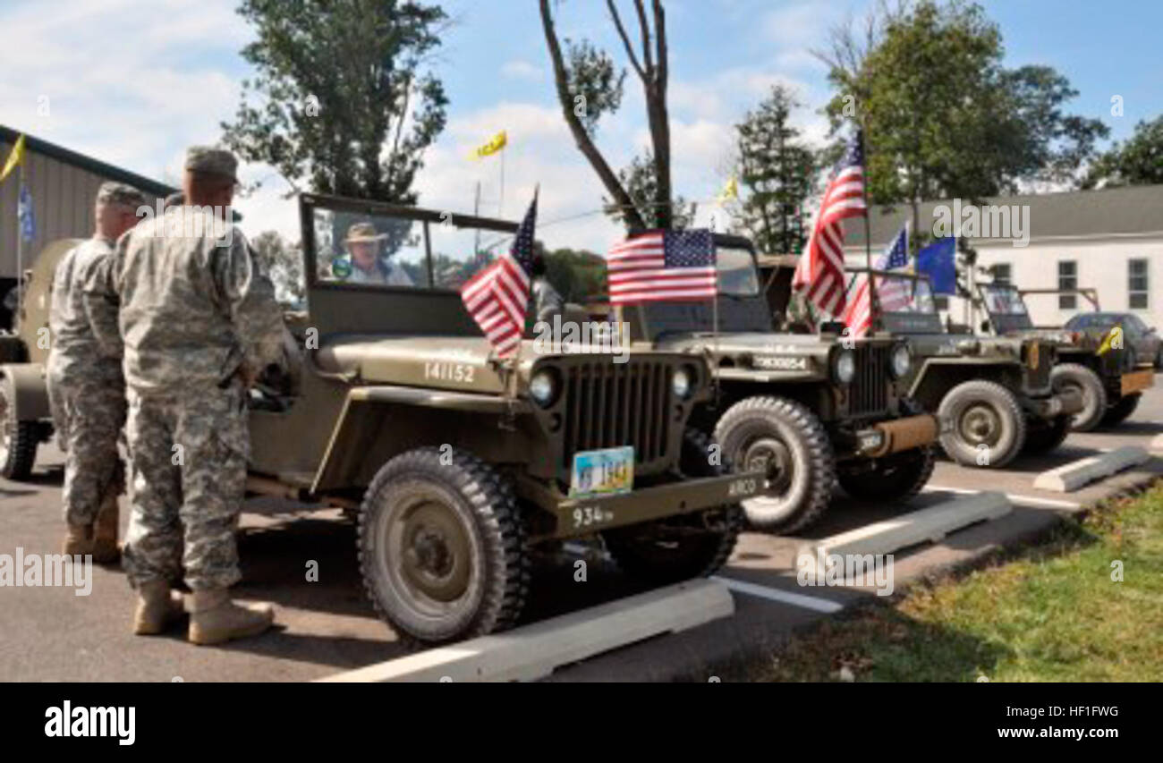 I soldati si raccolgono intorno ad una seconda guerra mondiale era jeep come Bob Vollmer, una guerra mondiale II veterano e proprietario del veicolo, spiega circa la sua storia durante un incontrare e salutare presso il Camp Atterbury, Edimburgo, Ind. tra veicolo militare Conservazione soci dell'Associazione e soldati sett. 16. I collettori MVPA convogliato in Atterbury nel loro storico veicoli militari per un tour di Atterbury e mani su eventi. (Foto di Ashley Roy, Atterbury-Muscatatuck Affari pubblici) veicolo militare di conservazione dei convogli di associazione attraverso il Camp Atterbury 130916-Z-KN828-137 Foto Stock