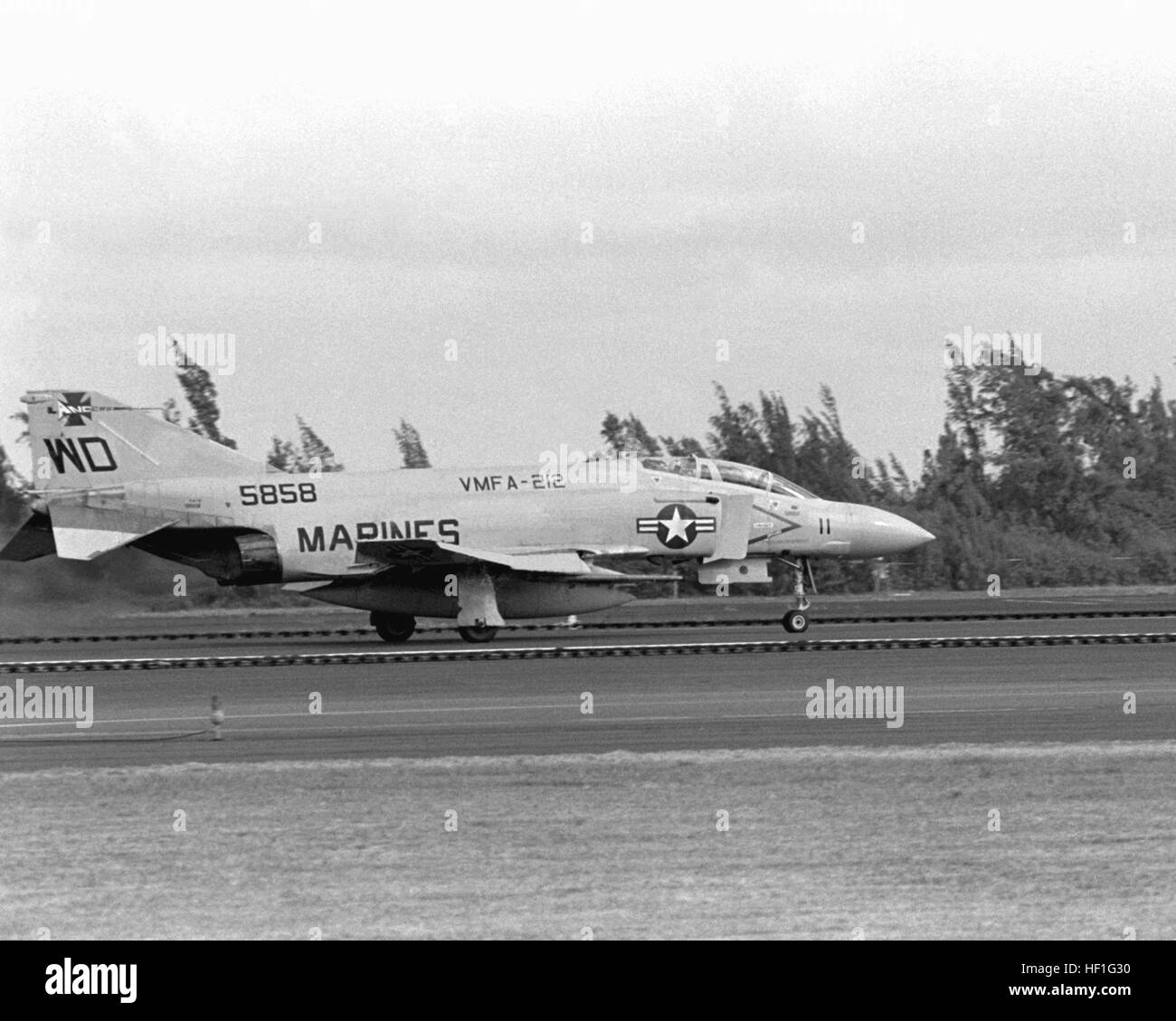 Vista laterale destra di una F-4 Phantom II aeromobili da Marine Fighter Squadron 212 (VMFA-212) si prepara a prendere il via nel corso di un Alpha Strike esercizio. F-4S VMFA-212 a MCAS Kaneohe Bay 1983 Foto Stock