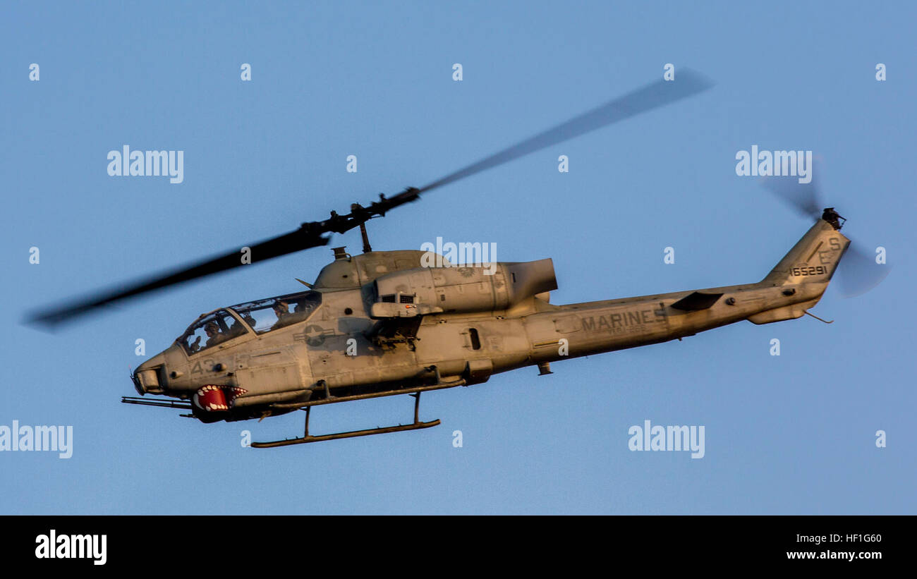 Un AH-1W Super Cobra assegnato a mezzo marino Tiltrotor Squadron (VMM) 266 (rinforzato), 26 Marine Expeditionary Unit (MEU), si prepara ad atterrare sul ponte di volo della USS Kearsarge (LHD 3), Sett. 22, 2013. Il ventiseiesimo MEU è un Marine Air-Ground Task Force distribuita negli Stati Uniti La quinta e la sesta flotta aree di responsabilità a bordo del Kearsarge Amphibious Ready Group che serve come un mare-basato, crisi expeditionary Forza di risposta in grado di condurre le operazioni anfibie in tutta la gamma di operazioni militari. (U.S. Marine Corps foto di Sgt. Christopher D. Pietra, XXVI MEU combattere fotocamera/ Foto Stock