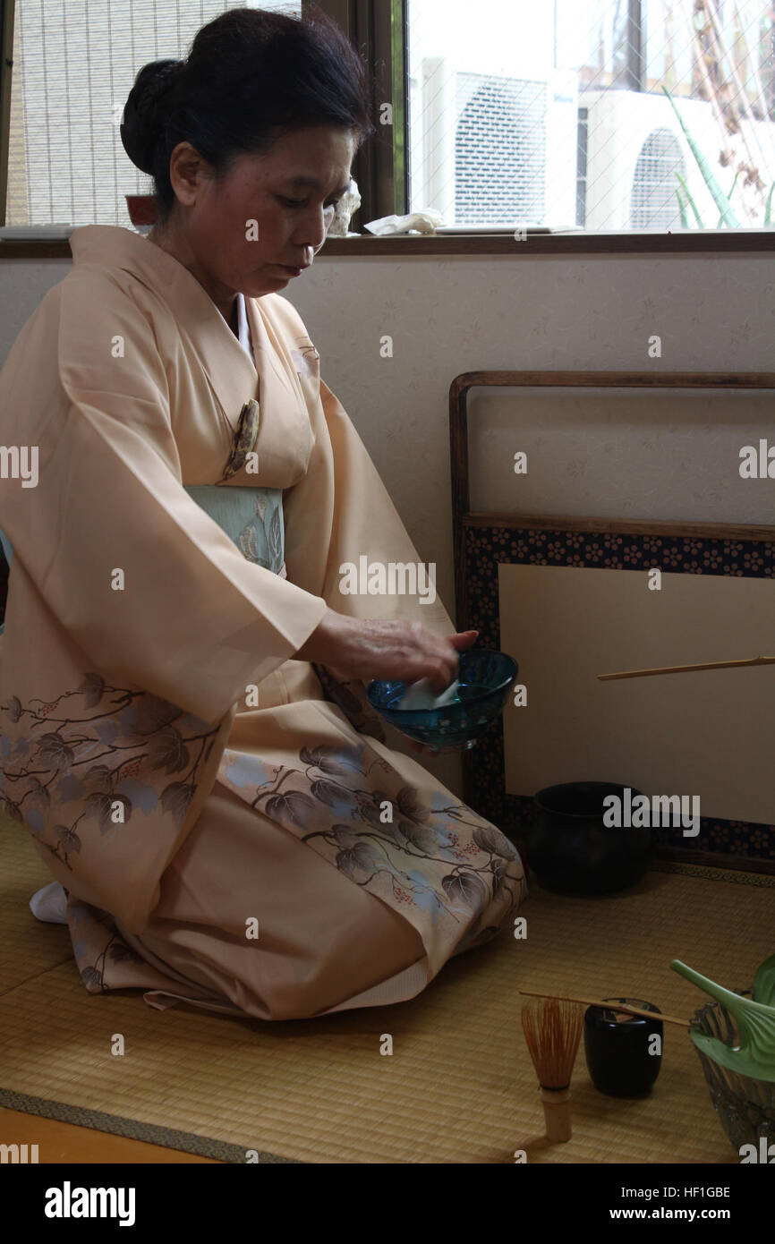 Satoe Chie prepara il tè per i coniugi del 4° Reggimento Marine sett. 26 durante uno scambio culturale di Nago. Lo scambio è stata un opportunità per i coniugi e i membri della Città Nago donna gruppo leader di incontrare e conoscere un altro. Chie è il leader del gruppo delle donne di Okinawa Associazione di difesa. Il 4° Reggimento Marine è con la terza divisione Marine, III Marine Expeditionary Force. (U.S. Marine Corps photo by Lance Cpl. Nicholas S. Ranum/RILASCIATO) i coniugi imparano tradizionale arte dell'antica giapponese cerimonie del tè 130926-M-DV087-081 Foto Stock