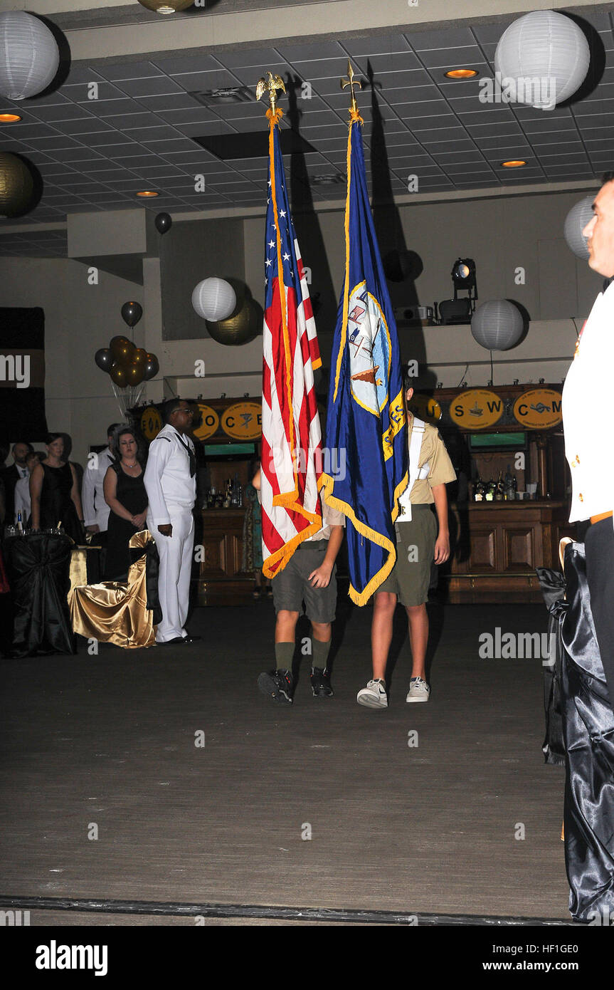 Joint Task Force Guantanamo Troopers e U.S. La stazione navale di Guantanamo Bay a Cuba, residenti salirà per la riproduzione dell' inno nazionale come Boy Scout Troop 435 presenta le bandiere durante il Navy Seabee sfera per celebrare 74 anni di servizio il 5 marzo presso la sala da ballo Windjammer. Circa 150 ospiti hanno preso parte in argento, oro e bianco evento a tema. Costruito per durare, Seabees celebrare 74 anni nello stile 160305-Z-KK981-040 Foto Stock