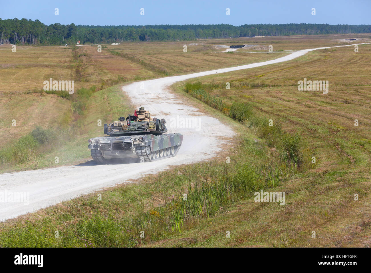 Un M1A1 Abrams battaglia principale serbatoio con Serbatoio 2° Battaglione, 2° Divisione Marine, trascina verso il basso la gamma SR-10 per la sua battaglia successiva posizione Ott 2, 2013. I marines con 2 serbatoi ha condotto un corso di fuoco di 10 impegni di tiro costituito da offensiva e difensiva, azioni contro il fermo e bersagli in movimento con la M2 0,50 Caliber machine gun, montato coassiale M240 mitragliatrice e il 120mm pistola principale. Ogni scenario è diverso e alcuni contenuti handicap, che degrada la capacità dell'equipaggio di innestarsi agevolmente e distruggere i bersagli, come non permettere l'uso della pistola principale o la rimozione dell'equipaggio ab Foto Stock