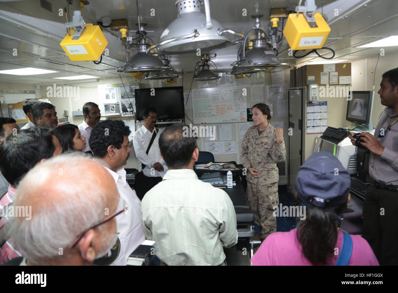 A bordo della USS harpers Ferry (LSD 49) - Navy Lt. Shayna Rivard, battaglione chirurgo, combattere il battaglione della logistica 13, 13 Marine Expeditionary Unit e Raymond, Maine native, spiega le procedure più comuni e trattamenti eseguiti nella nave area medica durante una visita dei media a USS harpers Ferry in Goa, India, Sett. 30, 2013. Lo scopo dell'esercizio era di migliorare U.S.-India di strutture militari relazioni, affinare i singoli e le piccole unità di competenze e lo scambio di conoscenze. Marines e marinai con XIII MEU dovranno distribuire per diversi mesi a sostegno del teatro requisiti geografici di lottatori Foto Stock