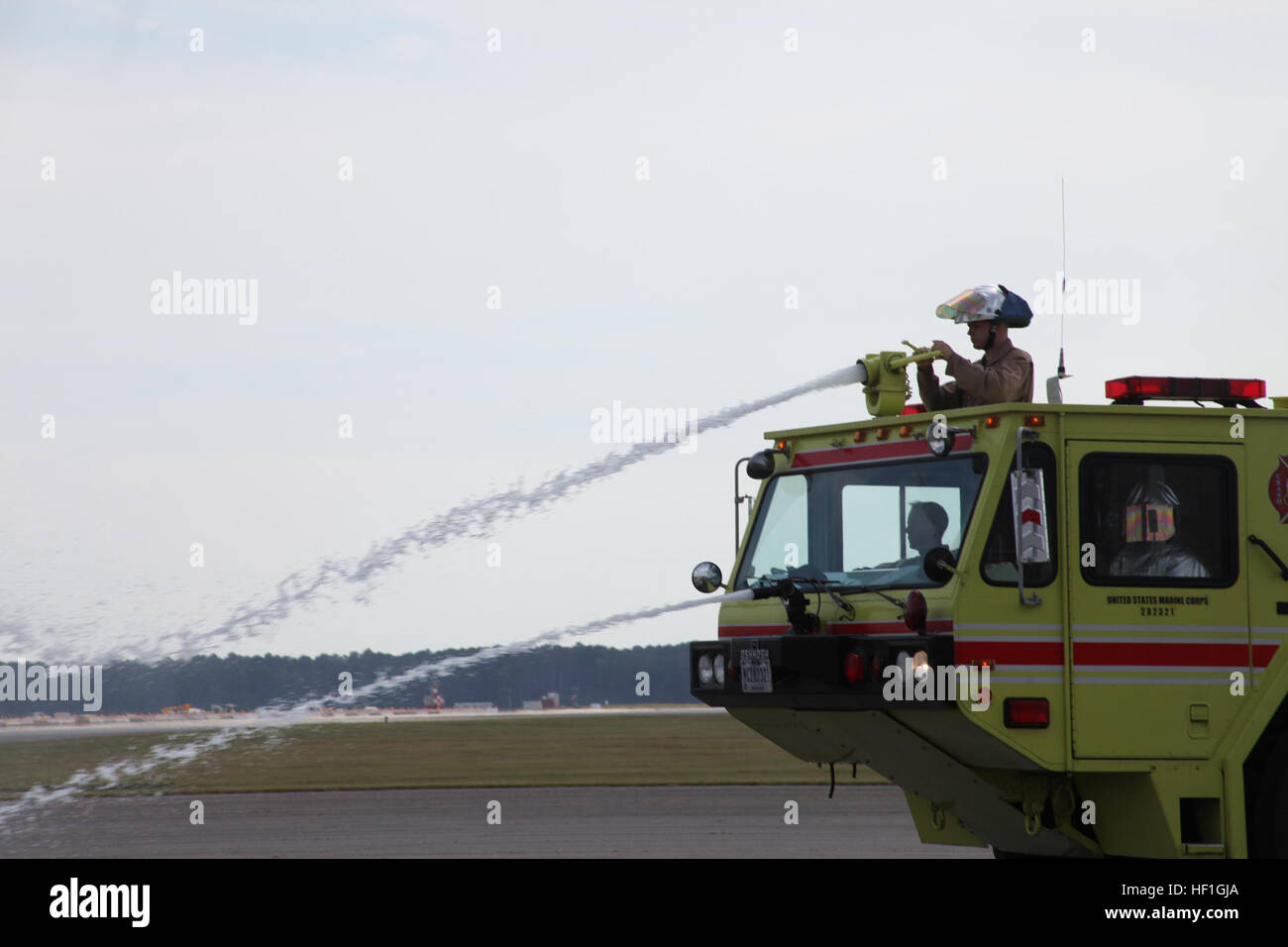 Aeromobile di salvataggio e di lotta antincendio Marines partecipare a bordo di aeromobili di formazione antincendio sul flightline Ott 3 per prepararsi per le future distribuzioni in mare. Un quattro uomo equipaggio, incluso un driver, rescue uomo, operatore della torretta e un operatore di rete fissa, l'uomo la P-19 veicolo antincendio. Durante il corso di formazione i Marines hanno lavorato su vigile del fuoco competenze di spedizione, strategie di salvataggio e l'utilizzo di appropriate procedure di salvataggio. Crash fuoco treni di soccorso per la lotta contro gli incendi sulle navi 131003-M-GY210-984 Foto Stock