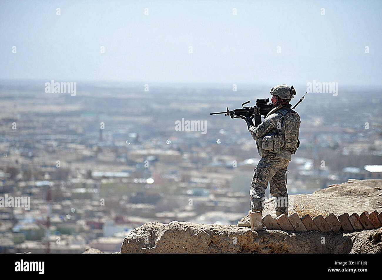 Stati Uniti Pfc dell'esercito. Ryan Warner, società D, primo plotone, 1° Battaglione, 181st Reggimento di Fanteria del Massachusetts Guardia Nazionale delle forze di sicurezza degli stati da Hudson, Massachusetts, assicura un'area durante una visita a Bala Hissar Cittadella nella città di Ghazni, Afghanistan, dall'Hayward-Ghazni Sister City Comitato Marzo 29. Lo scopo della visita era quello di aumentare la comprensione culturale e aiuto gli afgani in futuri progetti come il Ghazni 2013 Centro per la cultura Islamica celebrazione. Flickr - DVIDSHUB - comitato usa visite Ghazni (immagine 4 di 4) Foto Stock