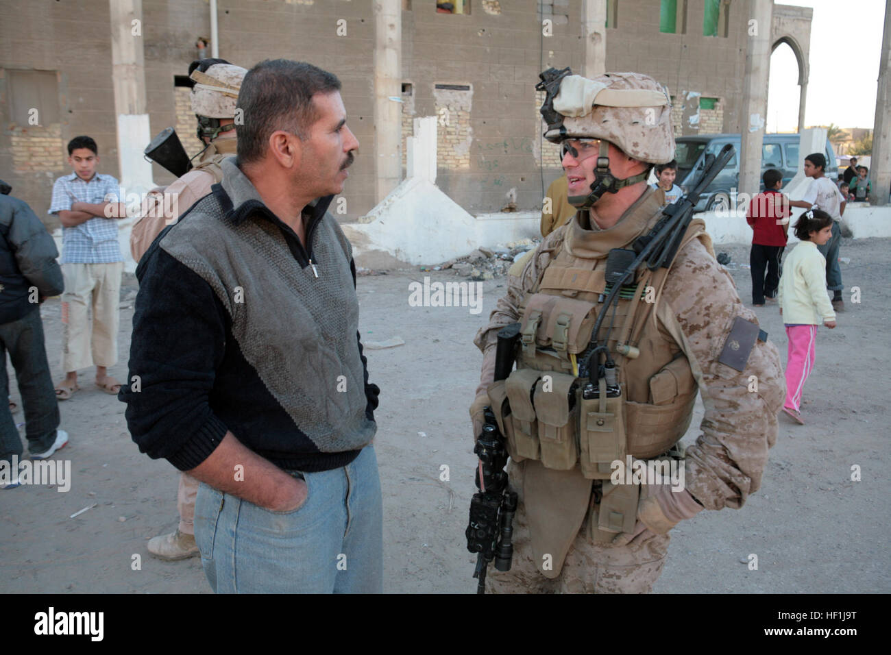 071210-M-2819S-061 AL Fallujah in Iraq (dec. n. 10, 2007) DEGLI STATI UNITI Marine Corps 2 Lt. Collins, comandante di plotone della 2° plotone, K Company, 3° Battaglione, 5 Marines, parla con un uomo iracheno sull'elettricità. Stati Uniti Marine Corps foto di Sgt. Neill A. Sevelius (rilasciato) Navy US 071210-M-2819S-061 U.S. Marine Corps 2 Lt. Collins, comandante di plotone della 2° plotone, K Company, 3° Battaglione, 5 Marines, parla con un uomo iracheno di elettricità Foto Stock