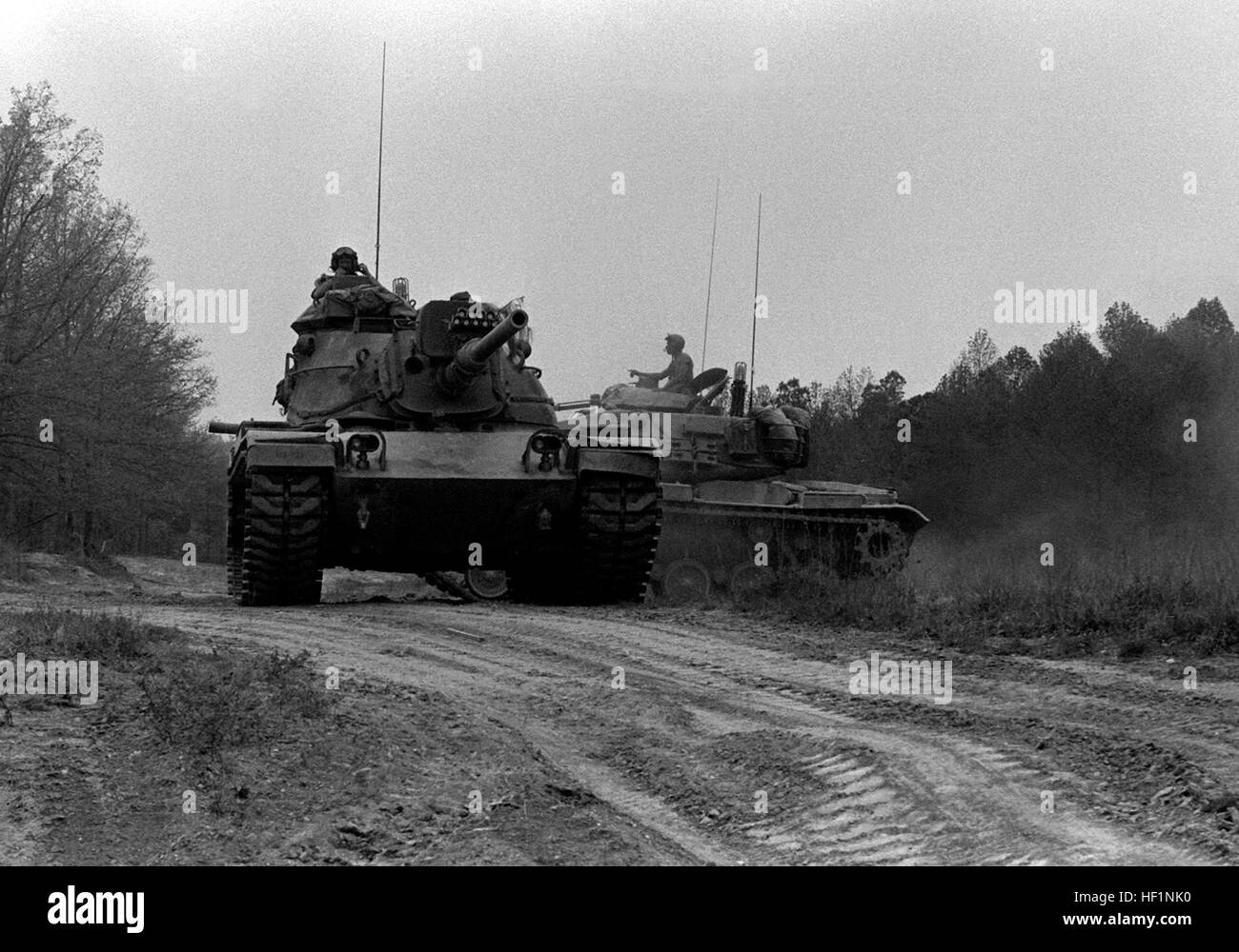 Due M-60 principale battaglia serbatoi del 8° battaglione del serbatoio si muovono lungo una strada sterrata durante un esercizio di campo. 8 Battaglione DEL SERBATOIO M-60s in VA in 1985 Foto Stock