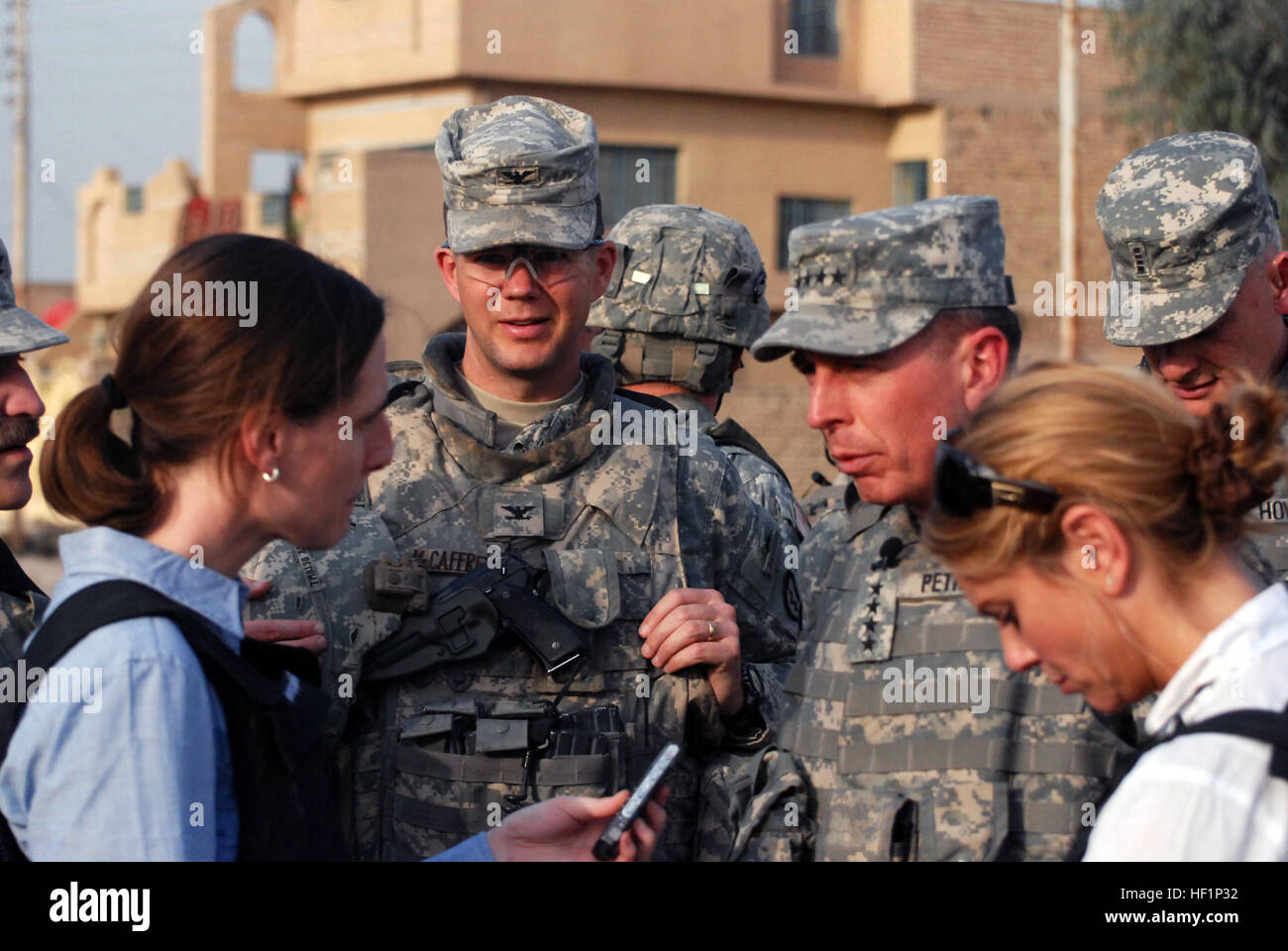 Col. Todd McCaffrey, al centro di un nativo di Hudson, Ohio, ascolta attentamente come gen. David Patraeus, destra, risponde alle domande dei media reporters, 12 marzo durante una pattuglia di una area di mercato nella città di Sab al Bor, a nord-ovest di Baghdad. Patraeus era su una missione esplorativa nella regione per raccogliere informazioni circa le molte di riconciliazione e di successi economici per quella zona. Patraeus è il comandante delle forze multinazionali - Iraq. McCaffrey è il comandante della seconda Stryker Brigade Combat Team "guerriero", XXV divisione di fanteria, Divisione multinazionale - Bagdad. (U.S. Foto esercito/Staff Sgt. Chris Foto Stock