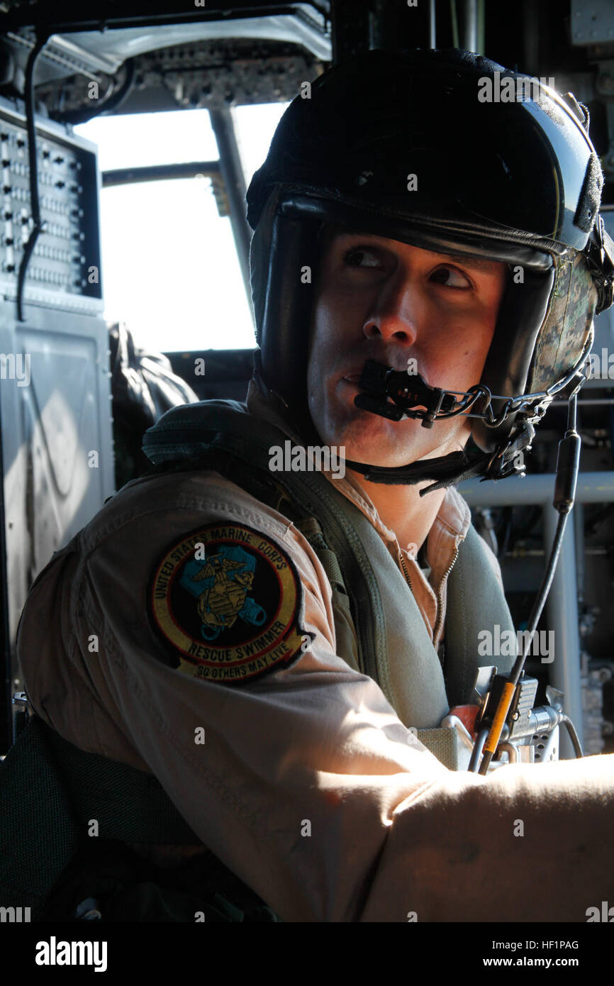 Lancia Cpl. Benjamin D. Bargar osserva il paranco training da dentro un HH-46E Seak Knight al largo della costa della Hobucken ott. 24. Bargar, un nuotatore di salvataggio con trasporto marittimo Squadron 1, addestrati per ricevere la ricerca e il salvataggio capo equipaggio qualifiche. Ricerca e soccorso equipaggio treni, pratiche proficiency 131024-M-OT671-324 Foto Stock