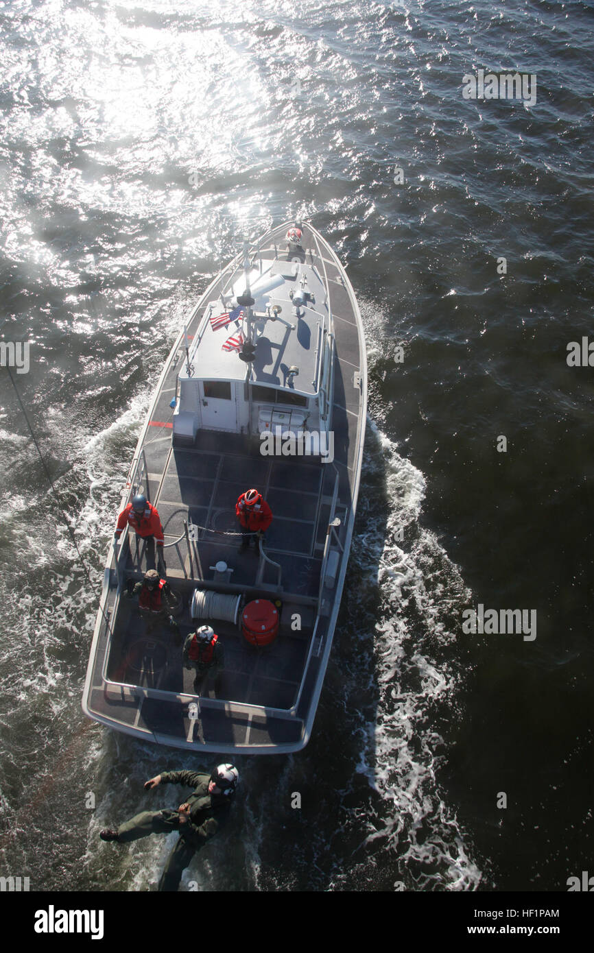 Marinaio M. Justin Jones, una ricerca e soccorso tecnico medico con Marine squadrone di trasporto 1, è issata verso il basso per una guardia costiera della barca di utilità durante il training ott. 24. Ricerca e soccorso equipaggio treni, pratiche proficiency 131024-M-OT671-357 Foto Stock