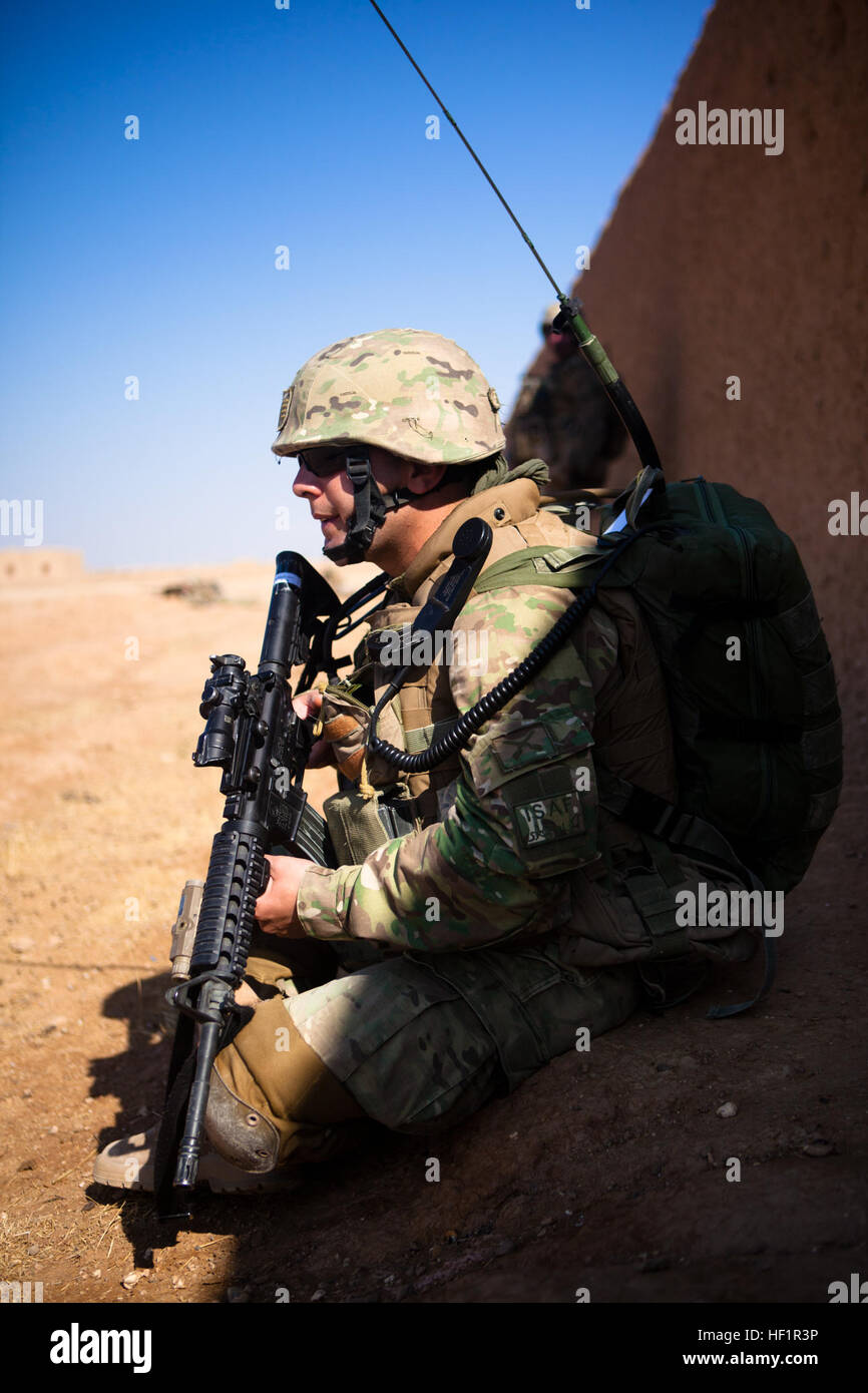 Una residenza georgiana operatore radio con la luce di Batumi battaglione di fanteria, Comando Regionale (sud-ovest), si siede vicino a un deserto composto durante una pattuglia vicino a combattere avamposto Eredvi, provincia di Helmand, Afghanistan, nov. 7, 2013. Il battaglione combatte fianco a fianco con Marines dalla Georgia Liaison Team 10, che uniscono i soldati georgiani durante le pattuglie in zona. Di pattuglia 131107-M-ZB219-815 Foto Stock