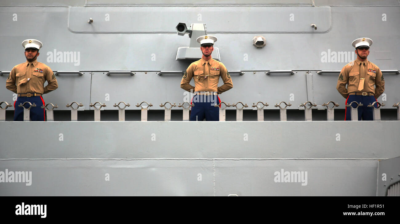 Il sergente Oscar Mancia (sinistra), Staff Sgt. Michael Allen e Sgt. Mitchell Antonaccio, plotone sergenti con 3° Battaglione, 6° Reggimento Marine, seconda divisione Marine, uomo le rotaie sulla USS New York come si tira in porta nella città di New York nov. 8, 2013. La USS New York ha visitato la città come parte della città veterani day weekend di feste. Marines e marinai prendere su New York Veterans day weekend 131108-M-FD819-757 Foto Stock