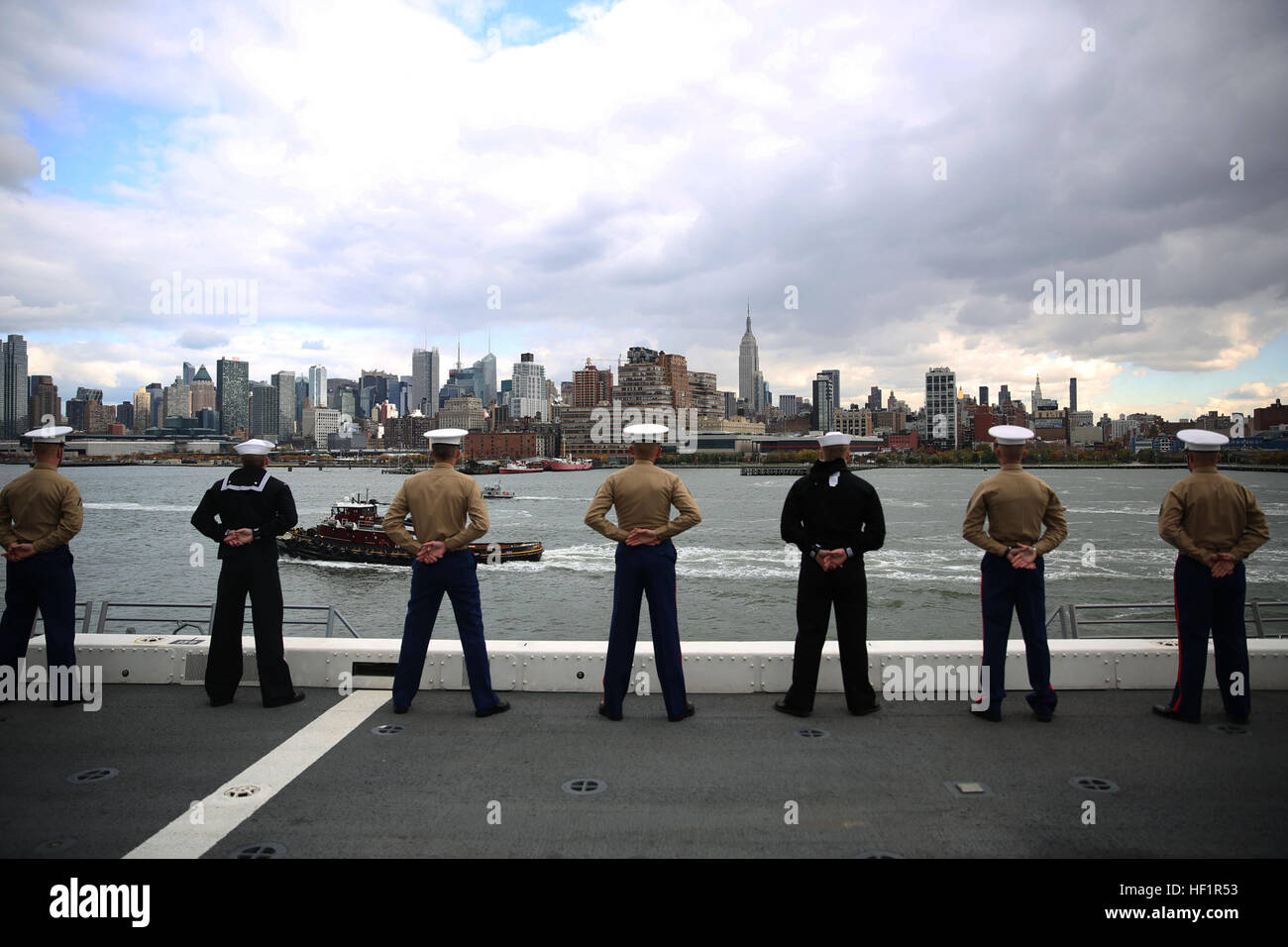 Marines e marinai uomo le rotaie a bordo della USS New York come si naviga sul fiume Hudson nov. 8, 2013. La nave ha visitato la città di New York e aperta al pubblico il 6 novembre 8-12, consentendo alle persone di visitare la nave che è fatta con circa sei tonnellate di acciaio dal World Trade Center. Marines e marinai prendere su New York Veterans day weekend 131108-M-FD819-809 Foto Stock