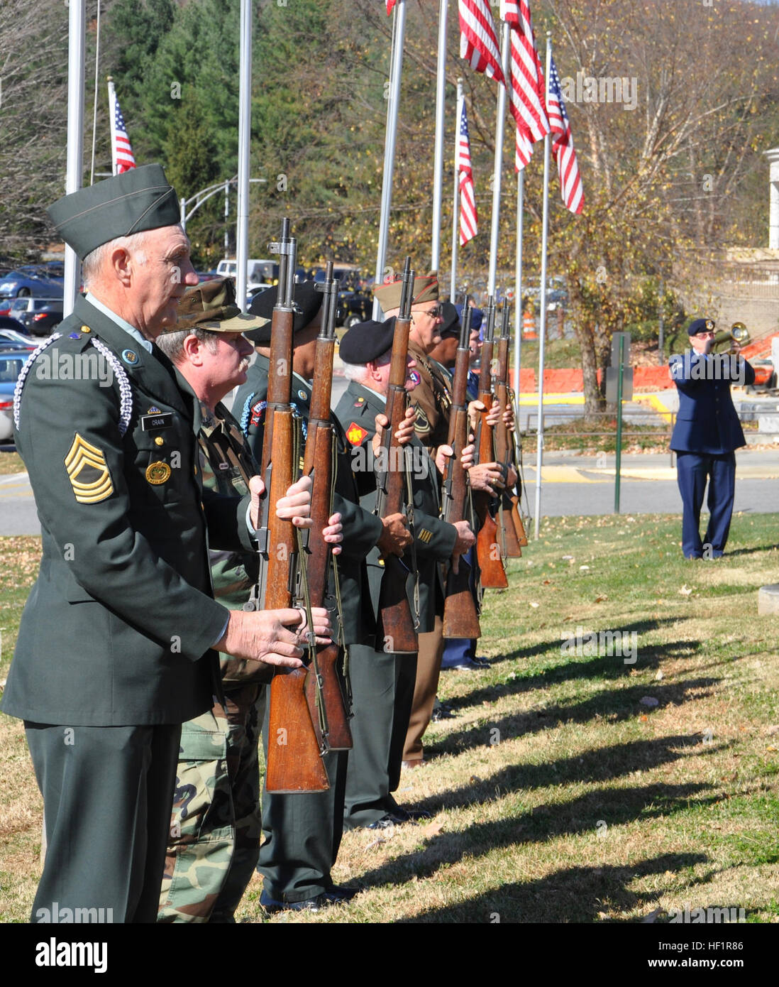 I membri del Buncombe County Veterans Council Patriot Guard onorano i veterani caduti al Charles George va Medical Center di Asheville, North Carolina, durante una cerimonia per il Veterans Day. Foto Stock