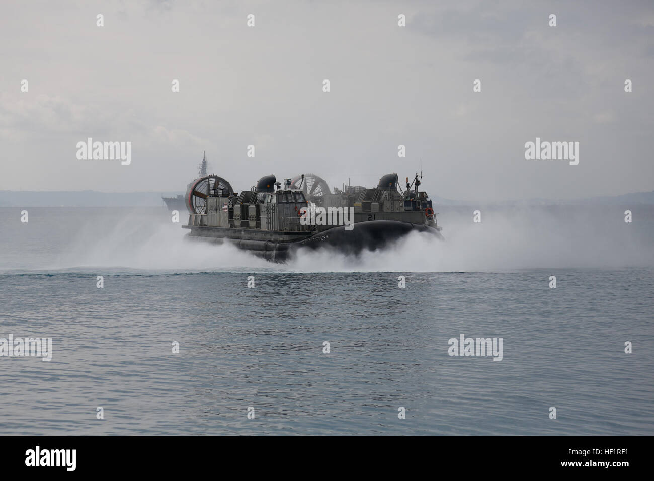 Stati Uniti I marinai con il trentunesimo Marine Expeditionary Unit, III Marine forza expeditionary, utilizzare una Landing Craft Air Cushion per caricare l'ingranaggio e apparecchiature sulla USS Germantown a U.S. Navy Spiaggia Bianca impianto portuale, Okinawa, in Giappone, nov. 16, 2013. I marines e marinai ingranaggio caricato e attrezzature in preparazione per la loro partenza per la Repubblica delle Filippine per il funzionamento Damayan, nel supporto per il soccorso in caso di catastrofe. (U.S. Marine Corps photo by Lance Cpl. Luis A. Rodriguez III/ Rilasciato) Funzionamento Damayan 131116-M-LT992-046 Foto Stock