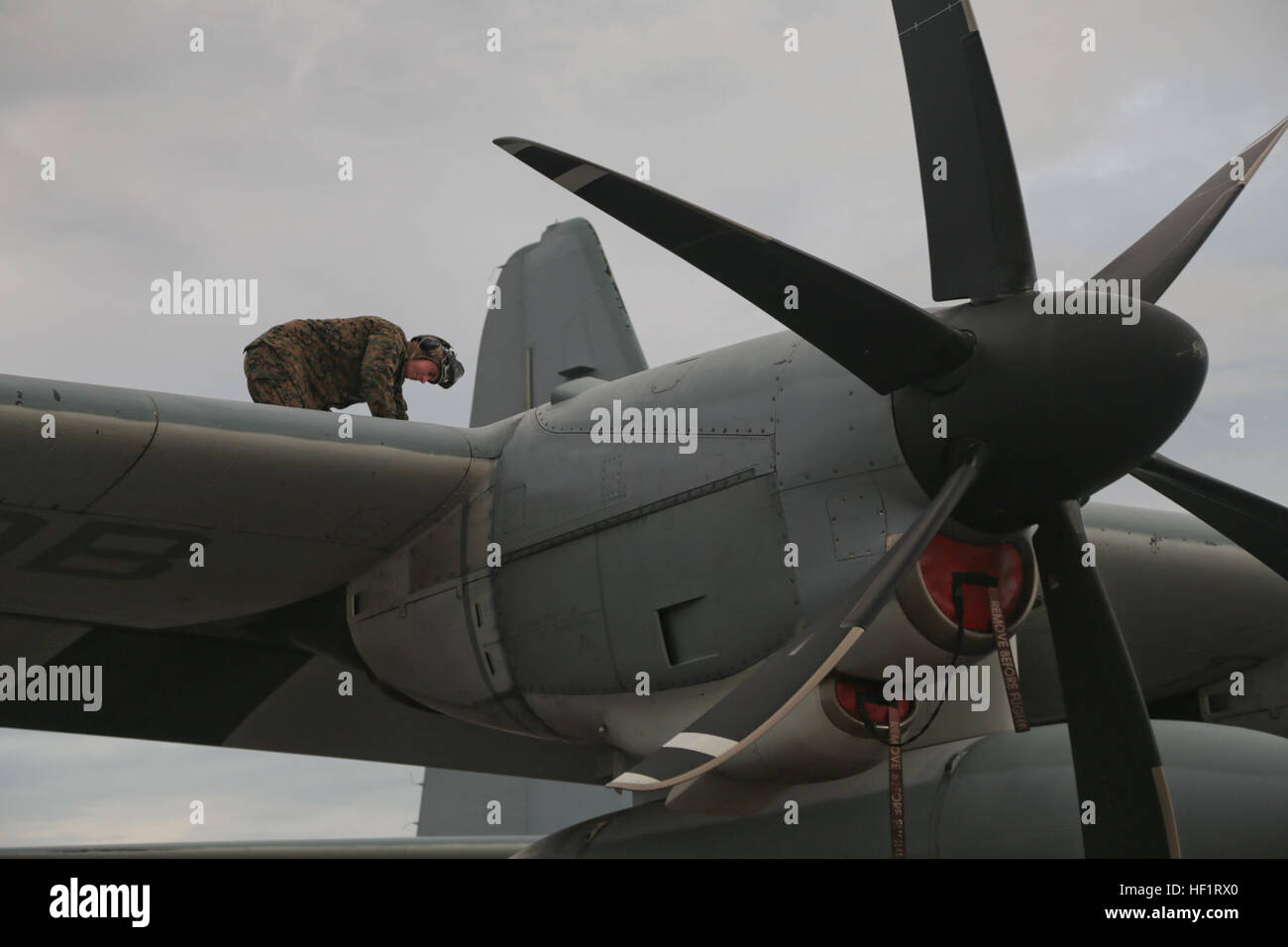 Stati Uniti Marine Corps Lance Cpl. Travis Reiser, un meccanico di aviazione con antenna Marine Refueler squadrone di trasporto 352 (VMGR-352), conduce i post-Procedure di volo su un KC-130J Super Hercules in Clark Air Force Base, Filippine, nov. 22, 2013, durante il funzionamento Damayan. VMGR-352, attualmente assegnati al 3° Marine Expeditionary Brigade, a sostegno della Joint Task Force 505, condotto di assistenza umanitaria e di rilievo durante il funzionamento Damayan. (U.S. Marine Corps photo by Lance Cpl. Caleb Hoover/RILASCIATO) Funzionamento Damayan 131122-M-DG262-108 Foto Stock