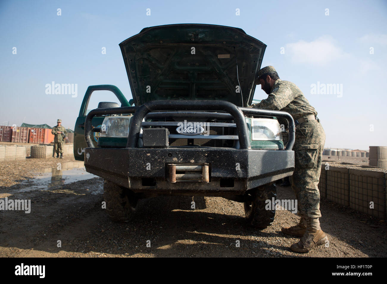 Un istruttore con il pubblico afghano la forza di protezione dimostra come la ricerca di un veicolo durante una classe al Lashkar Gah Training Center (LTC), provincia di Helmand, Afghanistan, nov. 25, 2013. I membri della polizia nazionale afgana frequentare l'LTC per ricevere la base di formazione di polizia di varie materie come l'alfabetizzazione, veicolo ricerca, improvvisato dispositivo esplosivo sconfitta, trapanare e primo soccorso. (Gazzetta Marine Corps Foto di Sgt. Tammy K. Hineline/RILASCIATO) Polizia nazionale afgana costringe il treno a Lashkar Gah Training Center 131125-M-RF397-126 Foto Stock