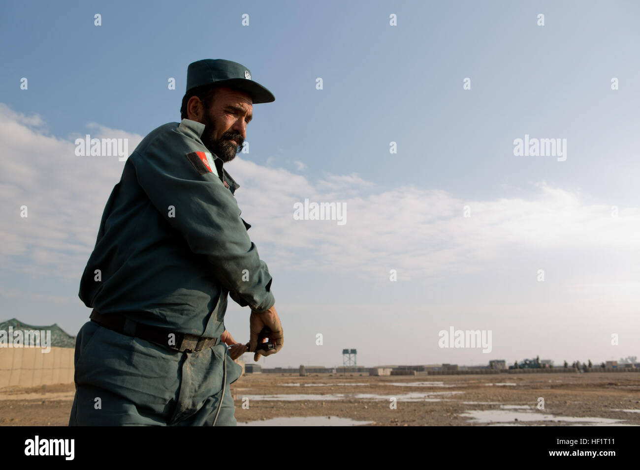 Un afghano poliziotto uniforme pratiche la ribaditura di un cappuccio di sabbiatura per cavo di detonazione durante il corso di formazione al Lashkar Gah Training Center (LTC), provincia di Helmand, Afghanistan, nov. 25, 2013. I membri della polizia nazionale afgana frequentare l'LTC per ricevere la base di formazione di polizia di varie materie come l'alfabetizzazione, veicolo ricerca, improvvisato dispositivo esplosivo sconfitta, trapanare e primo soccorso. (Gazzetta Marine Corps Foto di Sgt. Tammy K. Hineline/RILASCIATO) Polizia nazionale afgana costringe il treno a Lashkar Gah Training Center 131125-M-RF397-154 Foto Stock