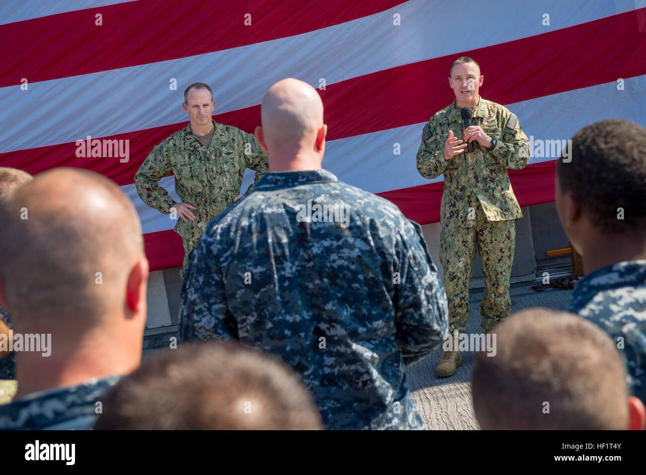 Master Chief Sottufficiali della Marina Mike Stevens e Capo di operazioni navali Adm. Jonathan Greenert e parlare con i marinai a bordo guidato-missili cruiser USS Gettysburg (CG 64) durante una chiamata in mani il Giorno del Ringraziamento. Greenert e Stevens anche condiviso il pranzo con i marinai di Gettysburg in vacanza per mostrare il loro sostegno e apprezzamento per i molti uomini e donne che servono in campo militare. (U.S. Foto di Marina di Massa principale Specialista comunicazione Peter D. Lawlor/RILASCIATO) CNO visite marinai 131128-N-WL435-447 Foto Stock