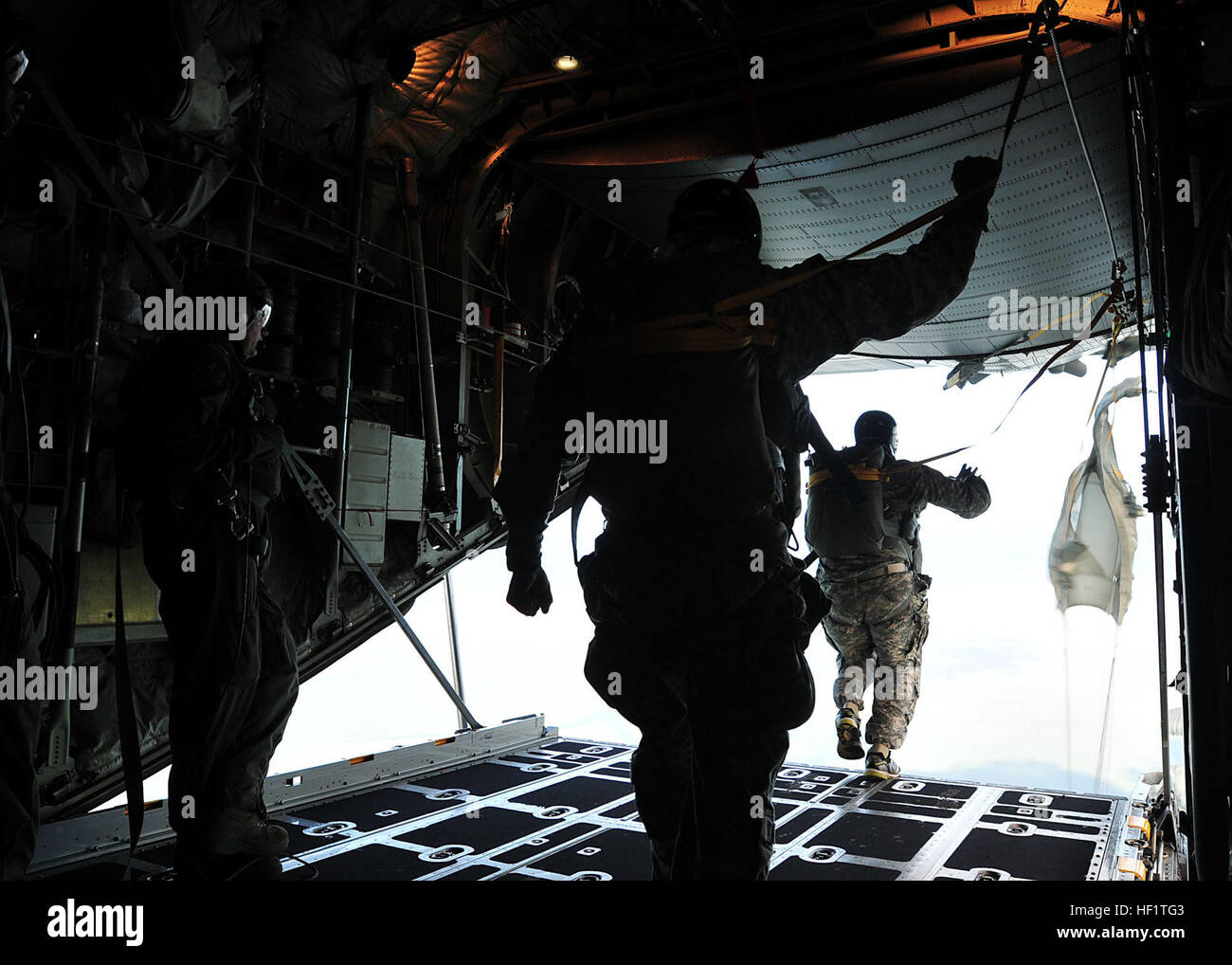I soldati assegnati alla società B, 3° Battaglione, ventesimo le forze speciali Gruppo (airborne), condurre una static-line airborne saltare da una C-130H Hercules aereo sopra l'Oceano Atlantico nei pressi di Key West, Fla., 7 dicembre, 2013. (U.S. Esercito nazionale Guard foto di Sgt. 1. Classe Craig Norton, 382 Affari pubblici Distacco/RILASCIATO) NC Guard berretti verdi treno attraverso aria e acqua in Key West 131207-Z-MZ148-188 Foto Stock