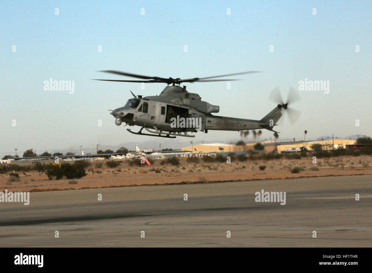 Un U.S. Marine Corps UH-1Y Venom elicottero con Marine Attacco leggero elicottero Squadron (HMLA) 469, Marine Aircraft Group (MAG) 39, terzo aeromobile Marina Wing (PMA) togliere dalla Marine Corps Air Station Yuma, Ariz. il 9 dicembre 2013, durante la fase di esercizio del cavaliere in acciaio (SK-14). SK-14 è una grande scala combinate armi, live-fire esercizio integrando le truppe di terra a partire dal 1° Divisione Marine, aviazione e supporto logistico dal 3 MAW e Marittima 1 gruppo di logistica per garantire che la nostra nazione sia pienamente preparati per l'occupazione come una manovra di forza su tutta la gamma delle operazioni militari. (U.S. Marine Corps foto b Foto Stock
