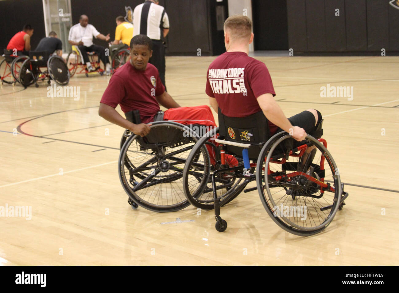 Marine veterano Carl Papa, Jr. (sinistra) e Lance Cpl. Ben McCrosky da WWBn-East pratica esercitazioni difensive durante il guerriero ferito reggimento basket in carrozzella Camp presso l'Università della Florida centrale in Orlando. Marines e veterani marino che partecipano al camp si migliorano le loro competenze nelle aree di passaggio e di tiro, come pure entrambe difensiva e offensiva tecniche. Il guerriero atleta programma di ricondizionamento (guerra-P) fornisce attività e opportunità di feriti, malati o feriti Marines di treno come gli atleti, mentre aumentando la loro forza in modo che possa continuare con milit Foto Stock