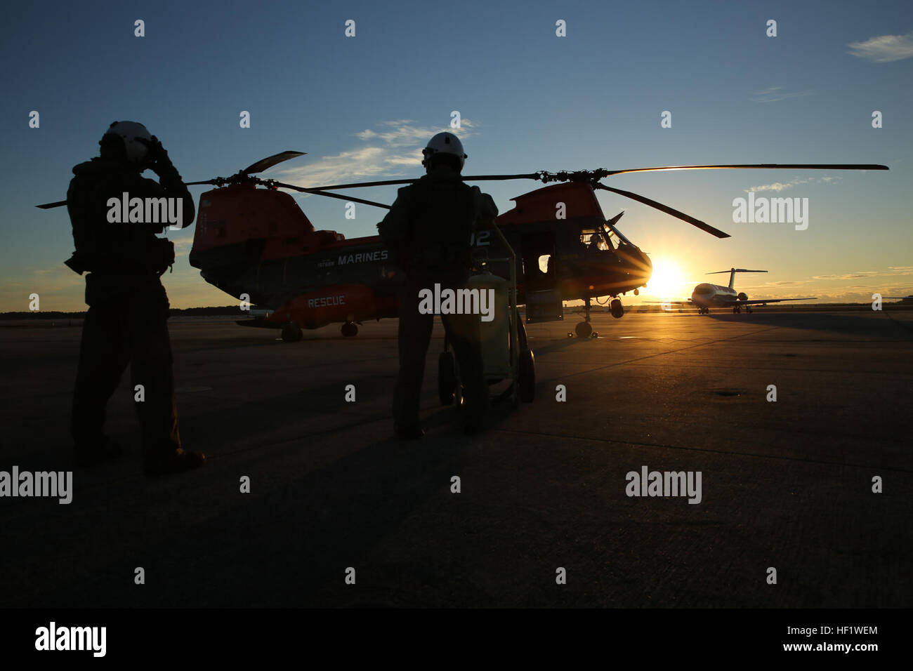 Cpl. Kyle Alessandro (sinistra) e il Marinaio Justin Jones attendere il segnale a bordo dell'HH-46E Sea Knight elicottero sul Cherry Point linea di volo 9 gen. Alessandro è una ricerca e salvataggio del nuotatore istruttore con Marine squadrone di trasporto 1 e Jones è la ricerca e il salvataggio corpsman per VMR-1. VMR-1 di ricerca e soccorso nuotatori condurre attività di formazione 140109-M-BN069-036 Foto Stock