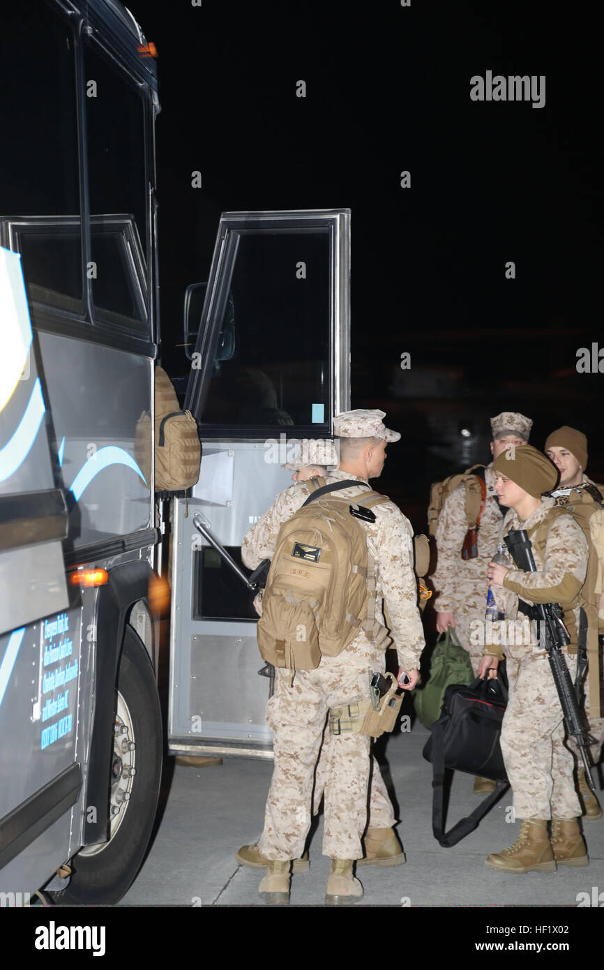 Stati Uniti Marines con mezzo marino Tiltrotor Squadron (VMM) 261 bordo di autobus sul VMM-261 Linea di volo in preparazione della loro partenza su un periodo di nove mesi di distribuzione per l'Afghanistan, 20 gennaio. (Us Marine Corps foto di Cpl. Cameron Payne/RILASCIATO) U.S. Marines con mezzo marino Tiltrotor Squadron (VMM) 261 bordo di autobus a Jacksonville, N.C., 20 gennaio 2014, sul loro modo per un periodo di nove mesi di distribuzione per l'Afghanistan 140120-M-GB433-009 Foto Stock