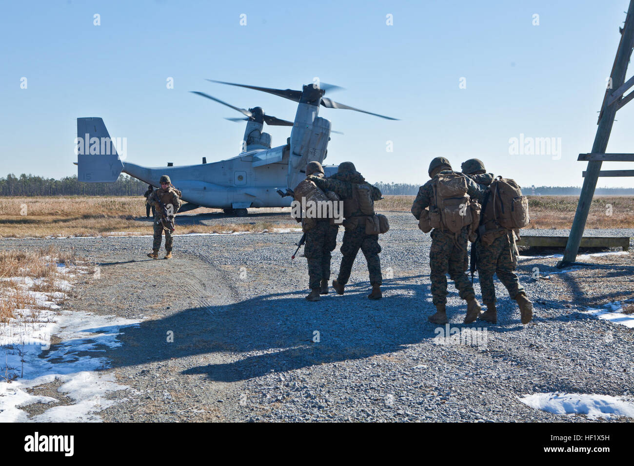 Stati Uniti Marines con Kilo Company, 3° Battaglione, 6° Reggimento Marine condurre una simulazione di evacuazione medica di un MV-22 Osprey durante un elicottero Raid training esercizio su Air Force il coraggio di bombardamento della contea di gamma nel punto Tozza, N.C., Gennaio 24, 2013. L'esercizio si è svolta a reacquaint i Marines con il montaggio e lo smontaggio di elicotteri in concomitanza con operazioni militari sul terreno urbano. (U.S. Marine Corps foto di Cpl. Alessandria Blanche, 2° MARDIV, combattere la telecamera/RILASCIATO) chilo 3-6 Helo 140124 Raid-M-QS647-108 Foto Stock