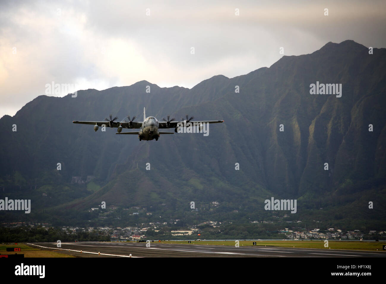 Un Lockheed C-130 Hercules aereo decolla con la ricognizione Marines dal 3° Battaglione di ricognizione, terza divisione Marine, per loro di condurre ad alta attitudine ad alta apertura paracadutismo durante l'esercizio Sandfisher, gen. 28. Dal cielo, Recon Marines condurre attività di formazione in Hawaii 140128-M-NP085-002 Foto Stock