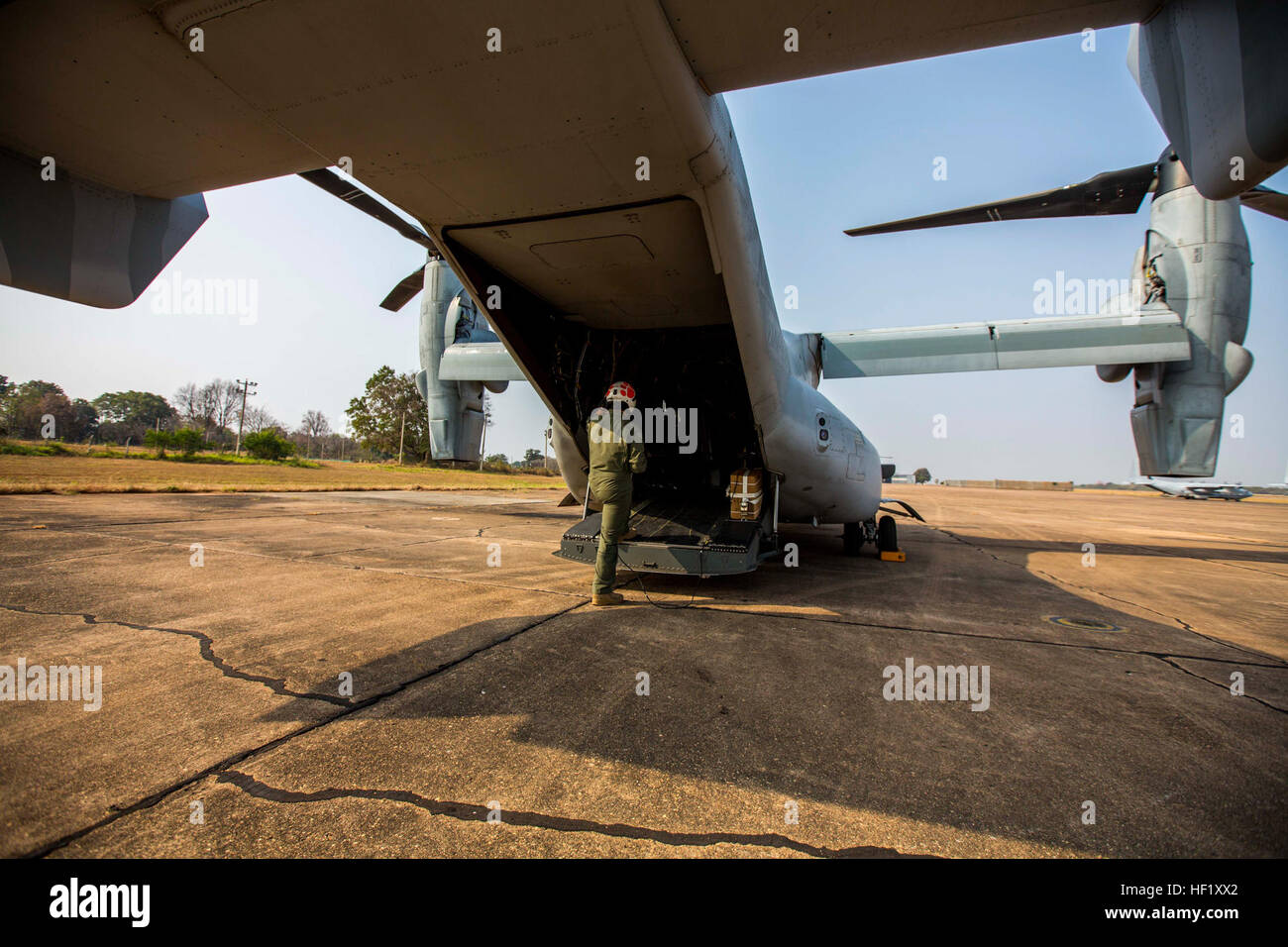 Stati Uniti Marine Corps Sgt. Michael Marksberry sta preparando una MV-22B Osprey per decollare durante l'esercizio Cobra Gold 2014 a bordo di una ala Royal Thai Air Force Base, Nahkon Ratchasima, Regno di Thailandia, Feb. 12. CG 14 è una multinazionale esercizio sviluppato per rafforzare la relazione di missione, la prontezza e la interoperabilità tra il Regno di Thailandia e gli Stati Uniti Marksberry è un crewchief con Marine mezzo squadrone Tiltrotor 262, Marine Aircraft Group 36, 1° Marine ala di aereo III Marine Expeditionary Force. (U.S. Marine Corps photo by Lance Cpl. Austin Schlosser/RILASCIATO) DEGLI STATI UNITI, Tailandese M Foto Stock